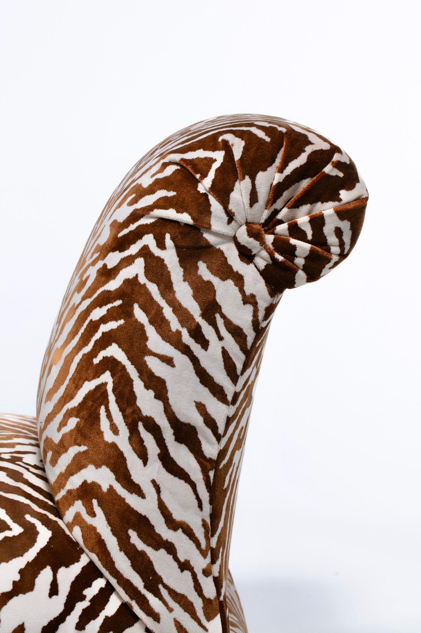 Paar große Donghia Slipper Stühle Neu gepolstert in Elfenbein Tiger Samt im Angebot 12