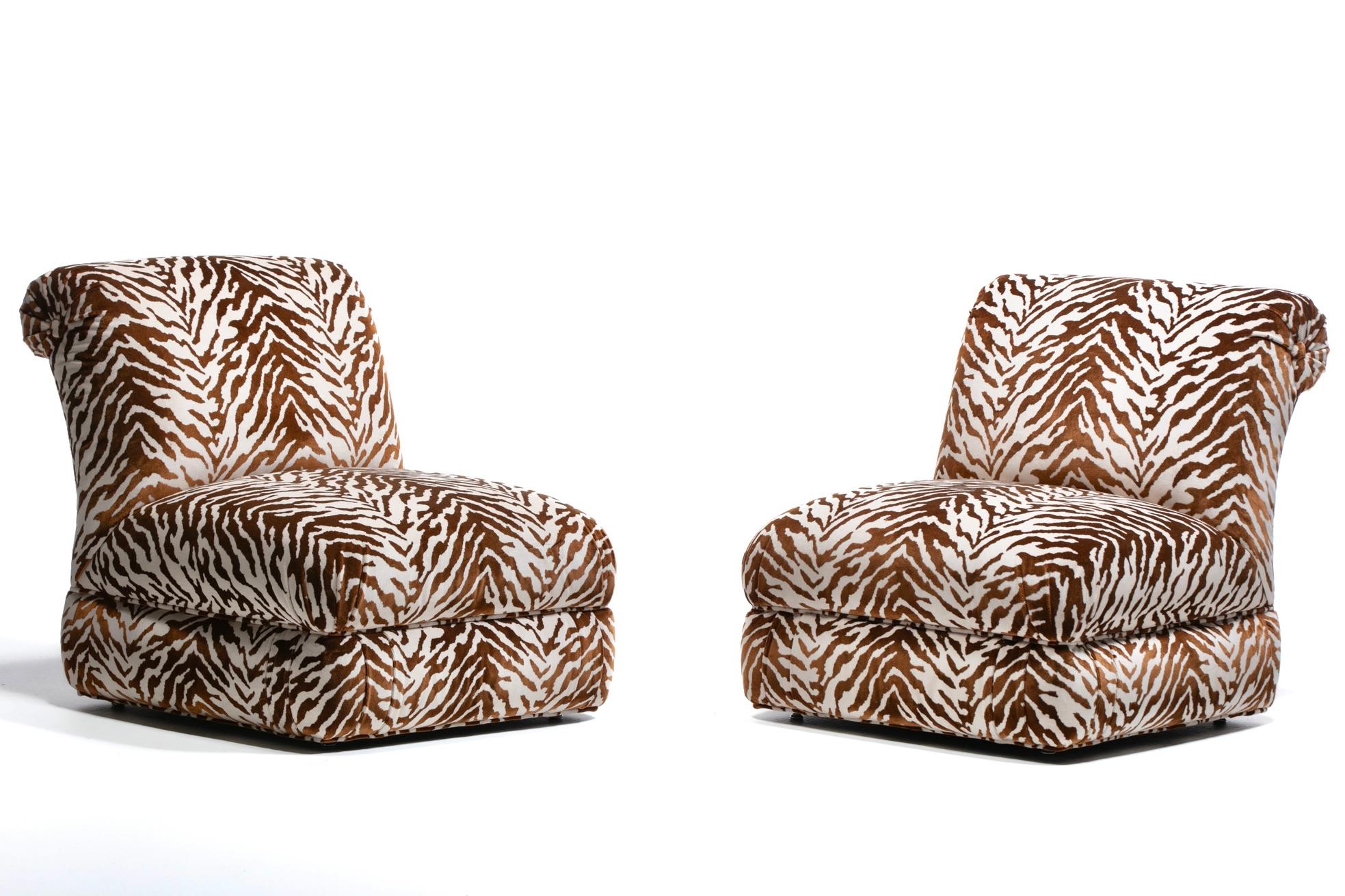 Paar große Donghia Slipper Stühle Neu gepolstert in Elfenbein Tiger Samt im Angebot 13