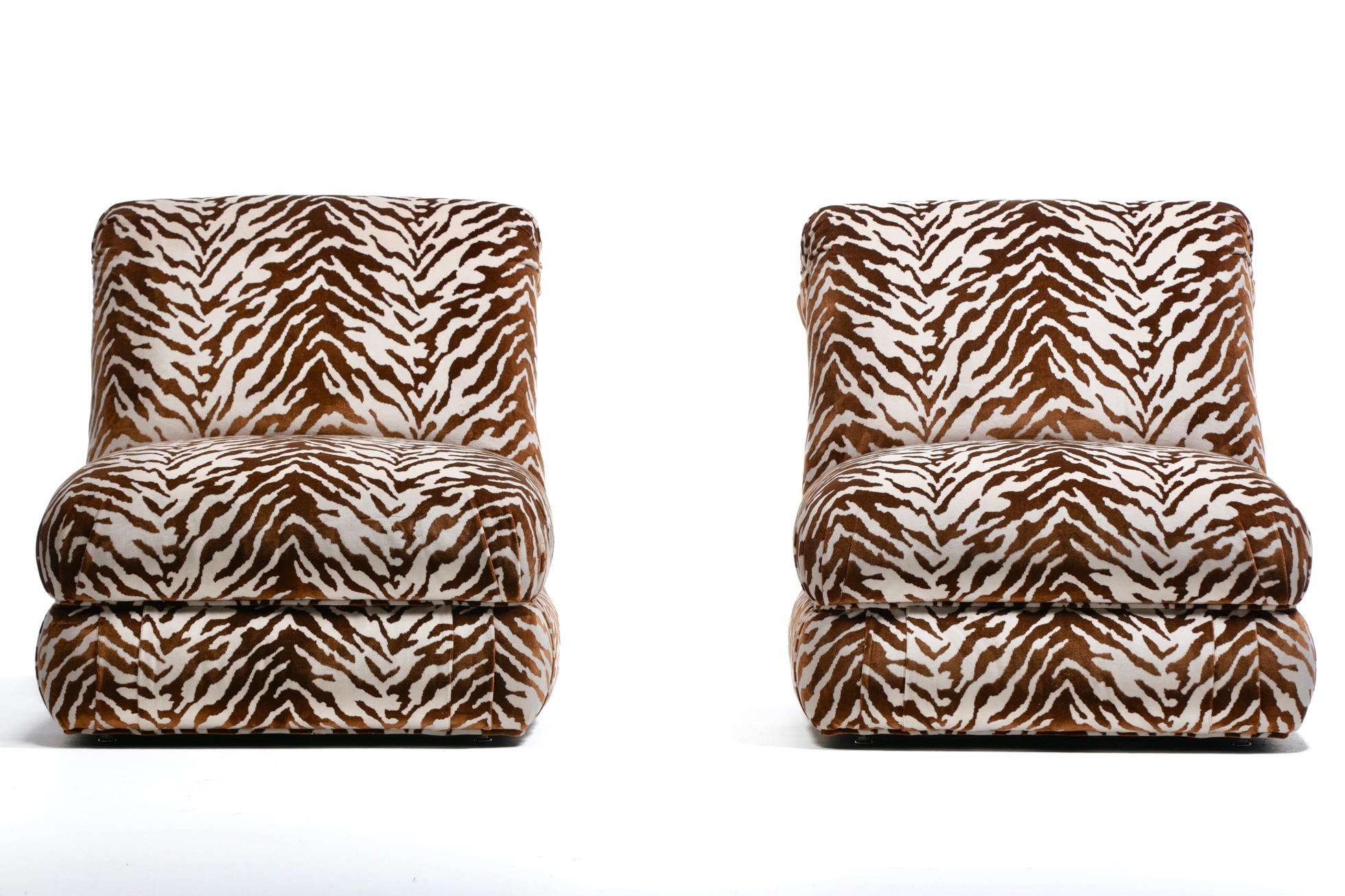 Paar große Donghia Slipper Stühle Neu gepolstert in Elfenbein Tiger Samt (Postmoderne) im Angebot