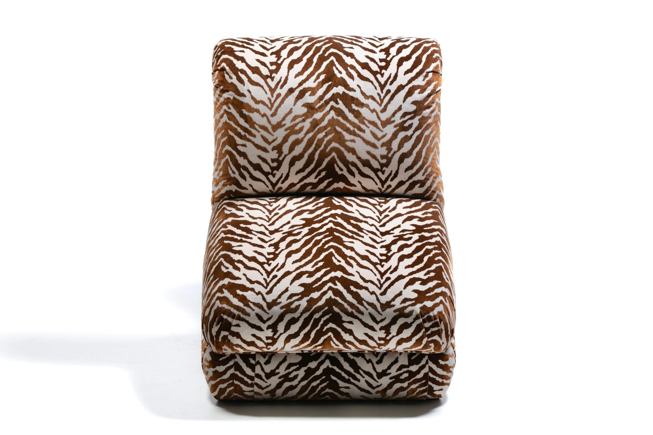 Paar große Donghia Slipper Stühle Neu gepolstert in Elfenbein Tiger Samt (amerikanisch) im Angebot