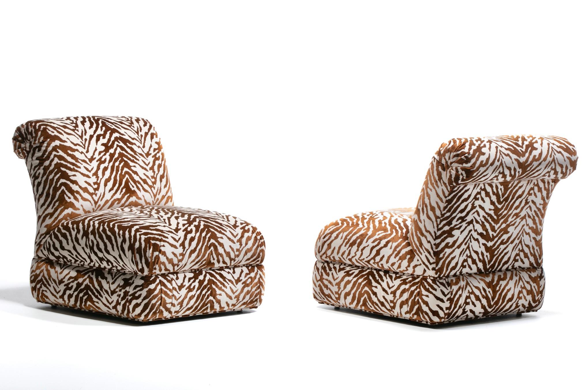 Paar große Donghia Slipper Stühle Neu gepolstert in Elfenbein Tiger Samt (Ende des 20. Jahrhunderts) im Angebot