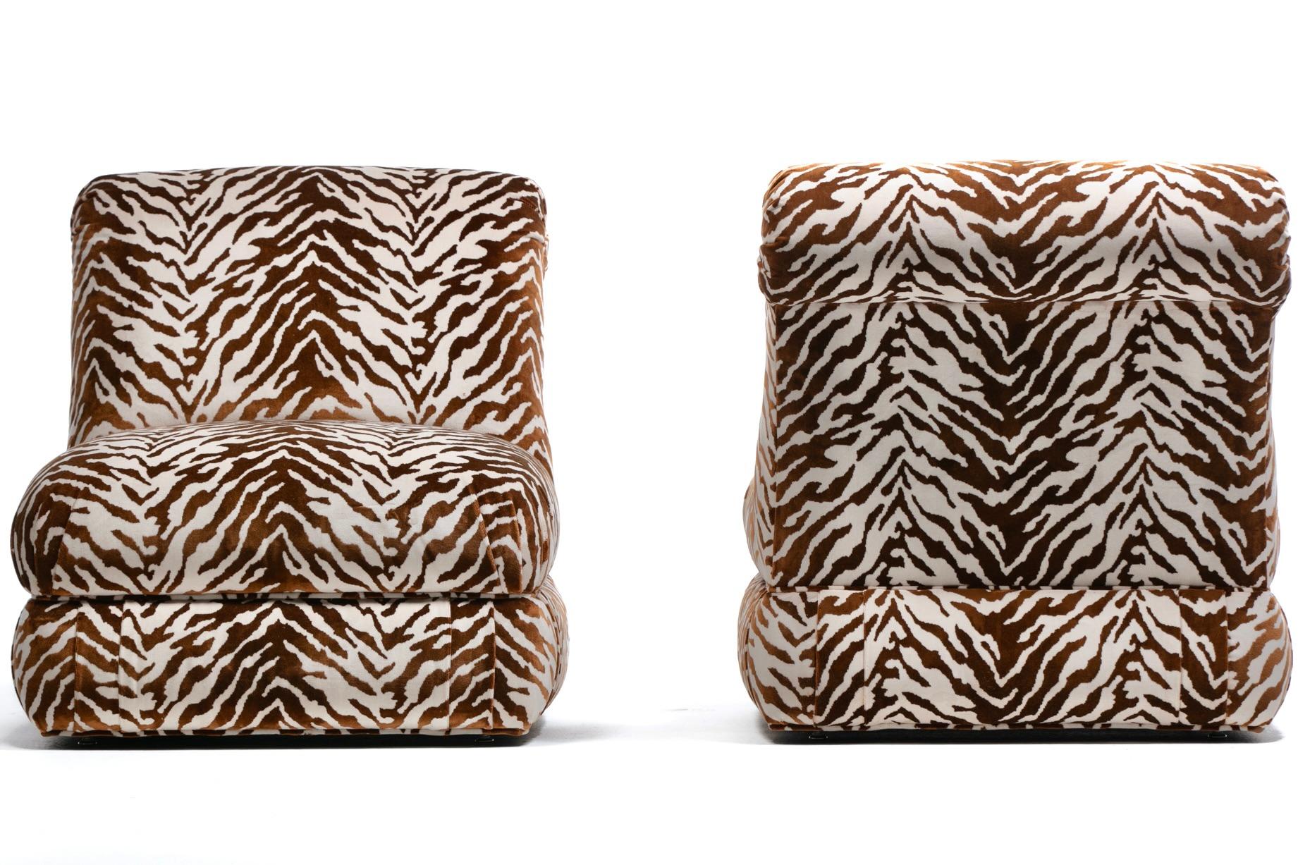 Paar große Donghia Slipper Stühle Neu gepolstert in Elfenbein Tiger Samt (Polster) im Angebot