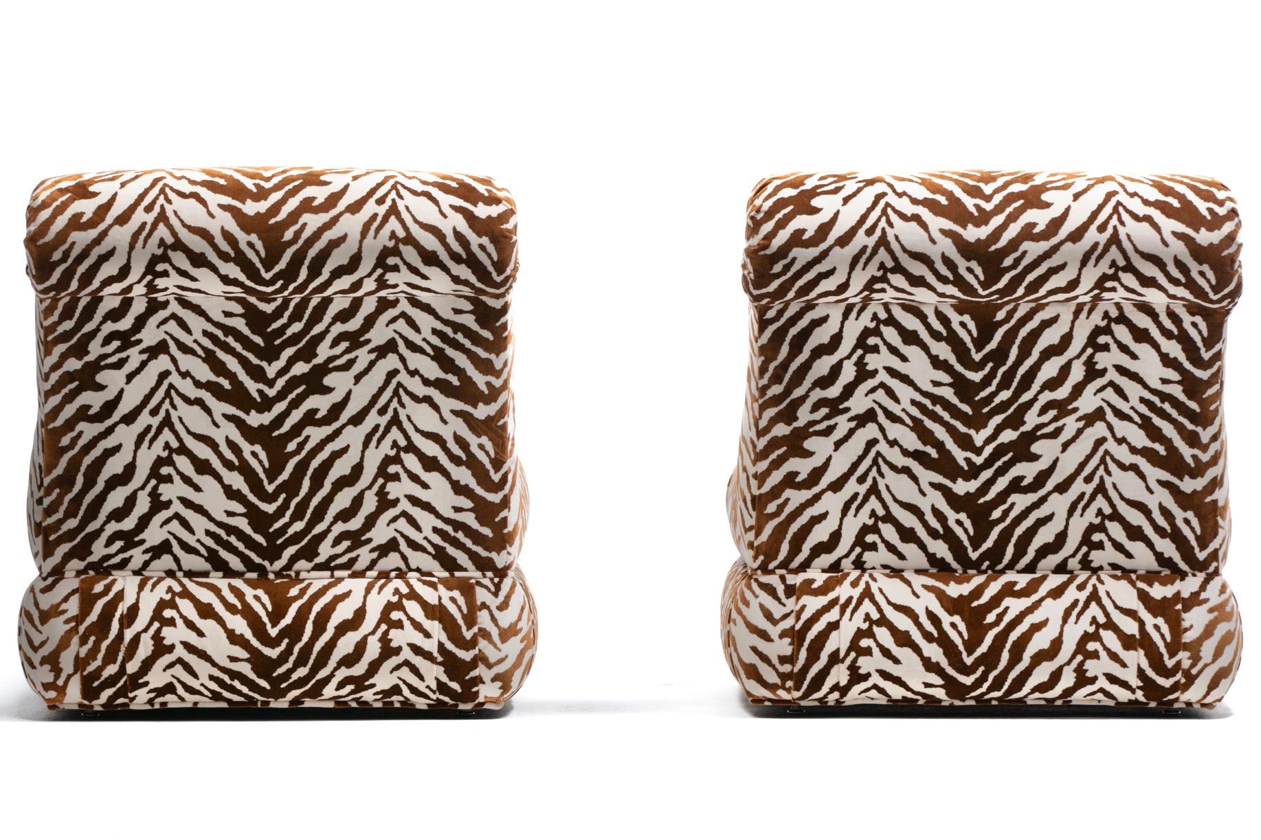 Paar große Donghia Slipper Stühle Neu gepolstert in Elfenbein Tiger Samt im Angebot 1