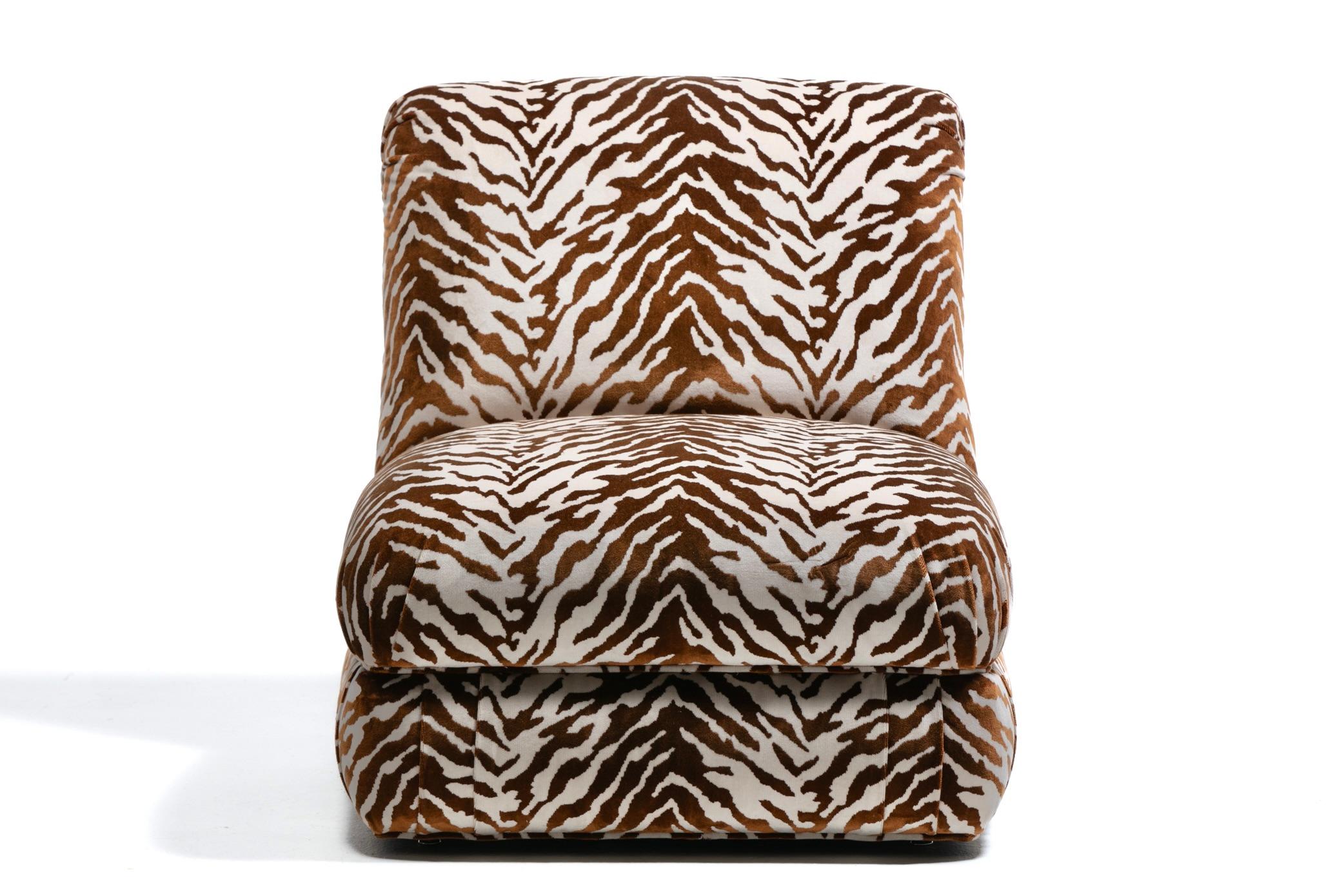 Paar große Donghia Slipper Stühle Neu gepolstert in Elfenbein Tiger Samt im Angebot 2