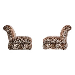 Paire de grandes chaises pantoufles Donghia nouvellement tapissées de velours tigre ivoire