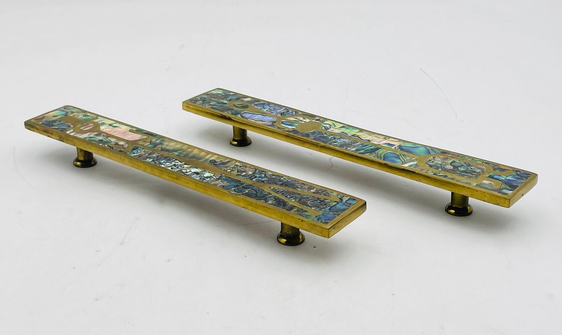 Enhance the aesthetic appeal of your doors with this exquisite Pair of Large Door Handles in Brass & Abalone, inspired by the iconic designs of Los Castillo, Mexico in the 1950s.
The pieces are crafted with meticulous attention to detail, these door