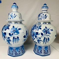 Pareja de grandes jarras holandesas de Delft azul y blanco