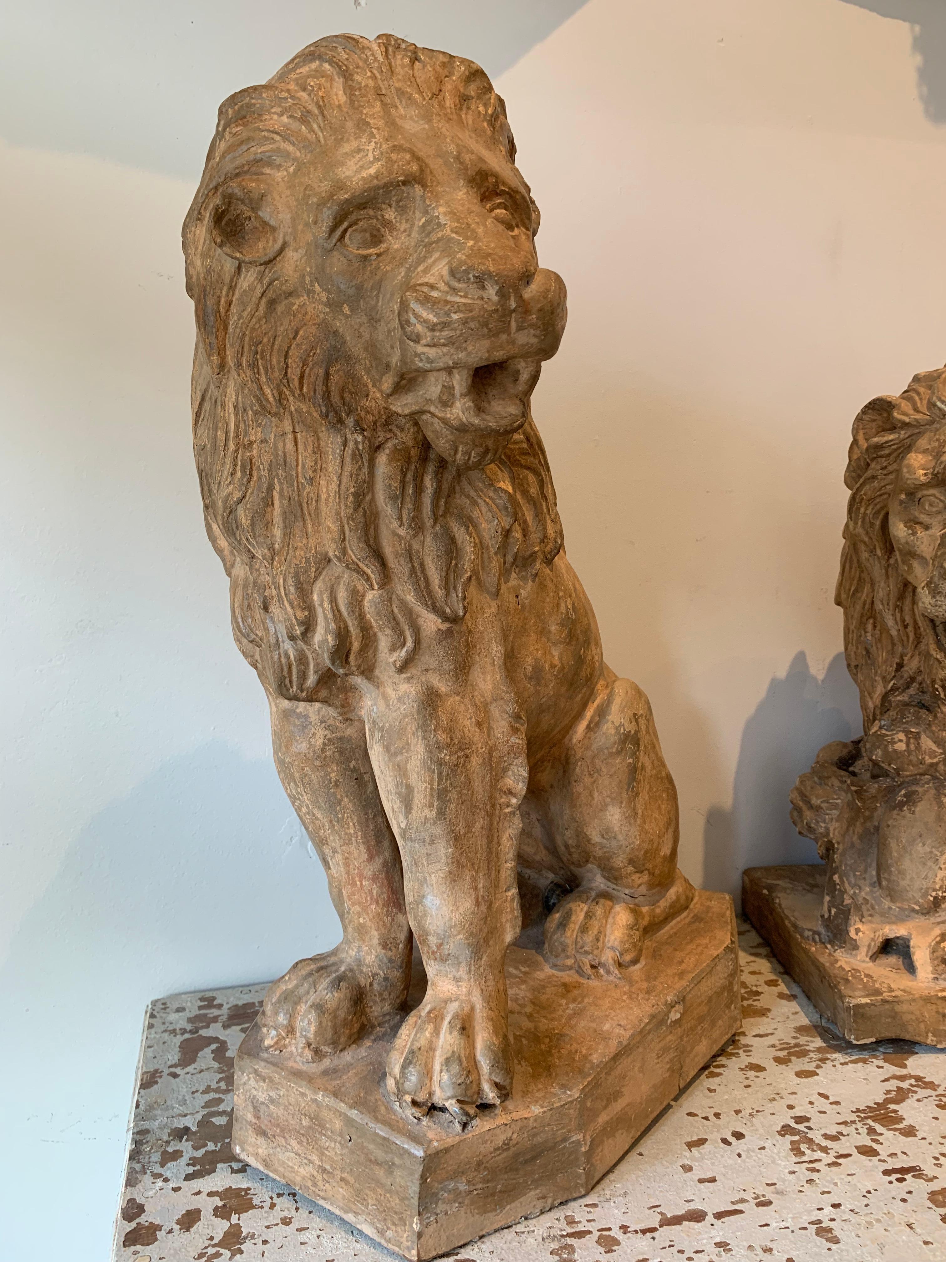 Paire de grands lions en terre cuite du début du 19e siècle de couleur Honey  Bon état - En vente à London, GB