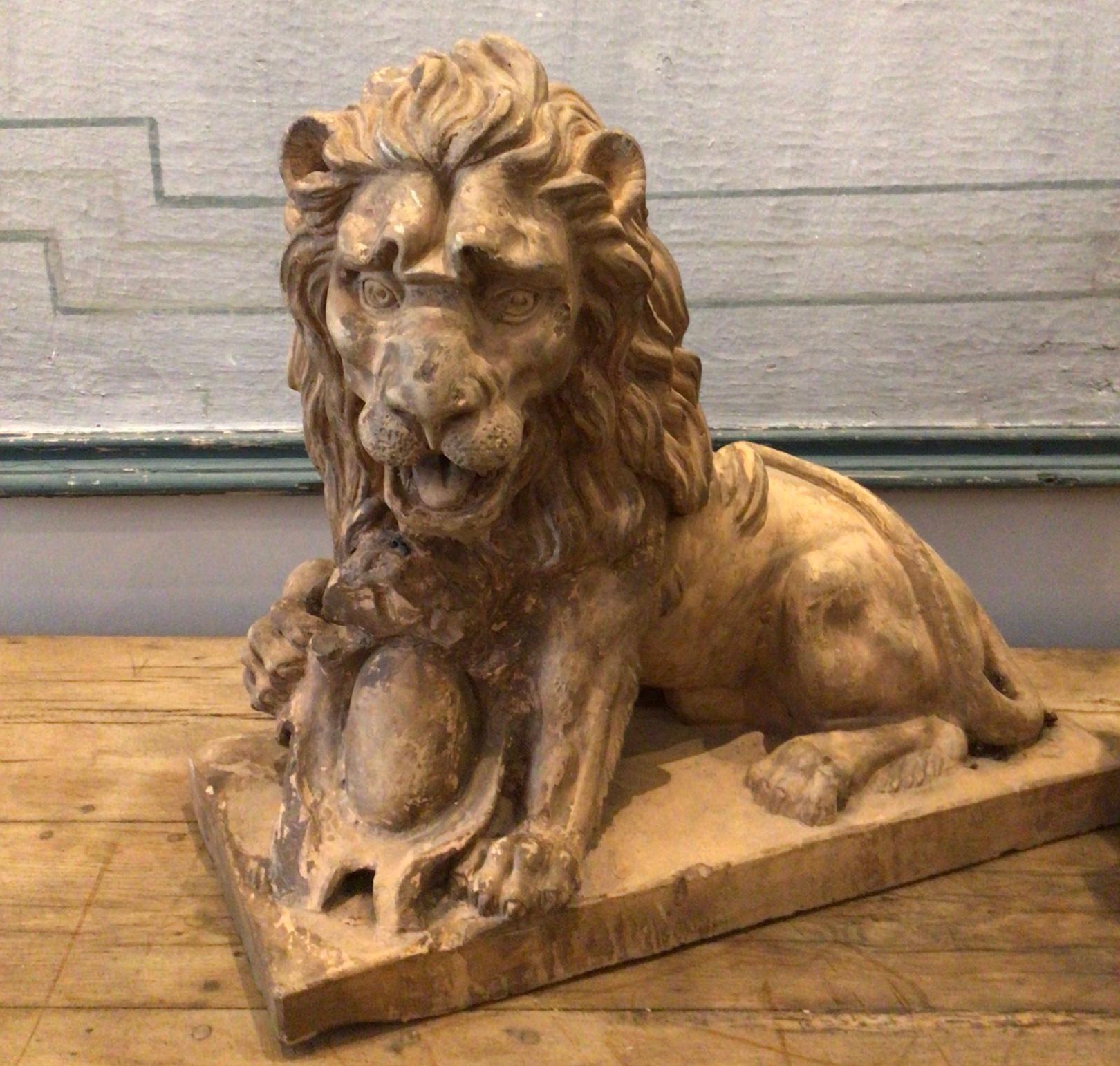 Début du XIXe siècle Paire de grands lions en terre cuite du début du 19e siècle de couleur Honey  en vente