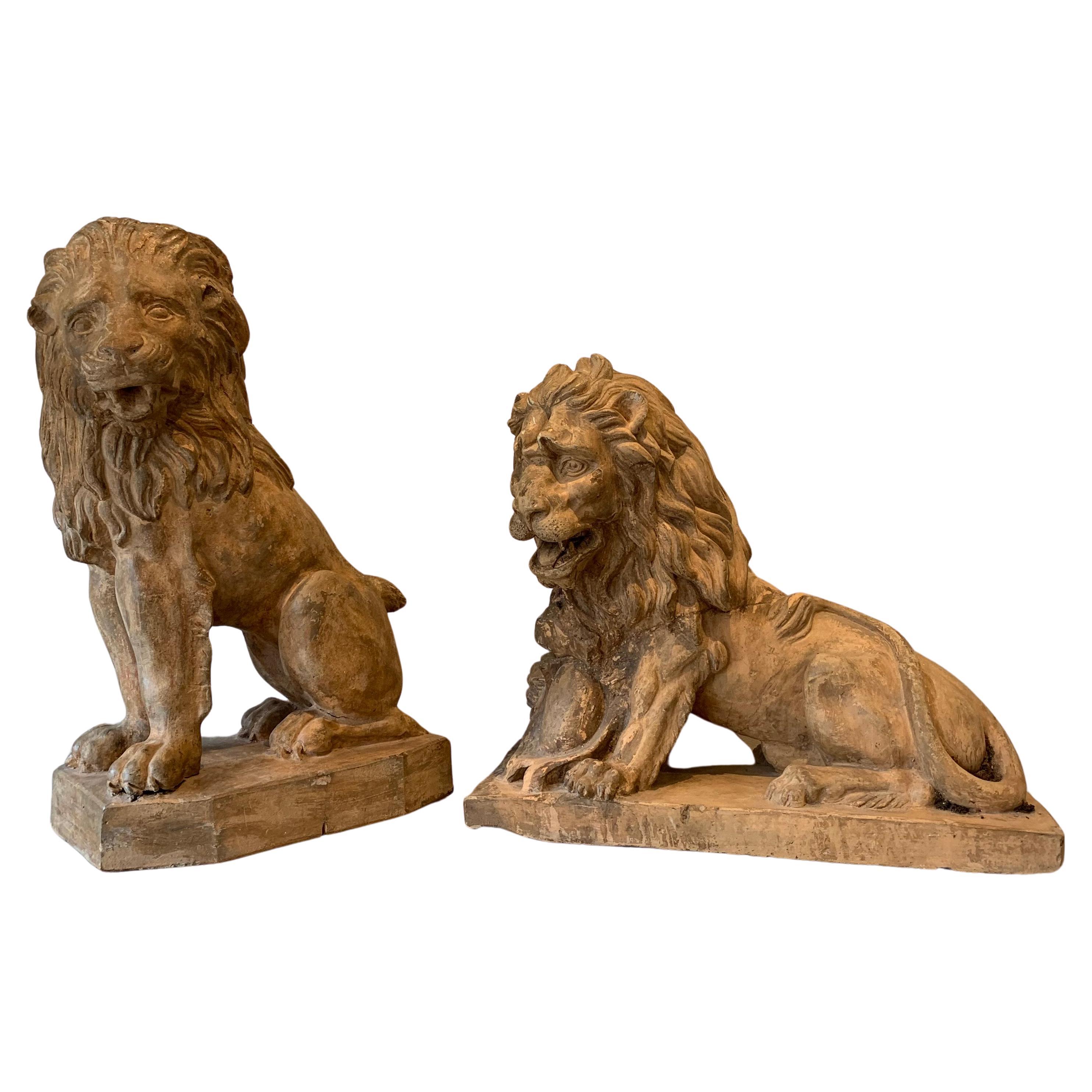 Paar große französische Terrakotta-Löwen des frühen 19. Jahrhunderts in Honey-Farbe 
