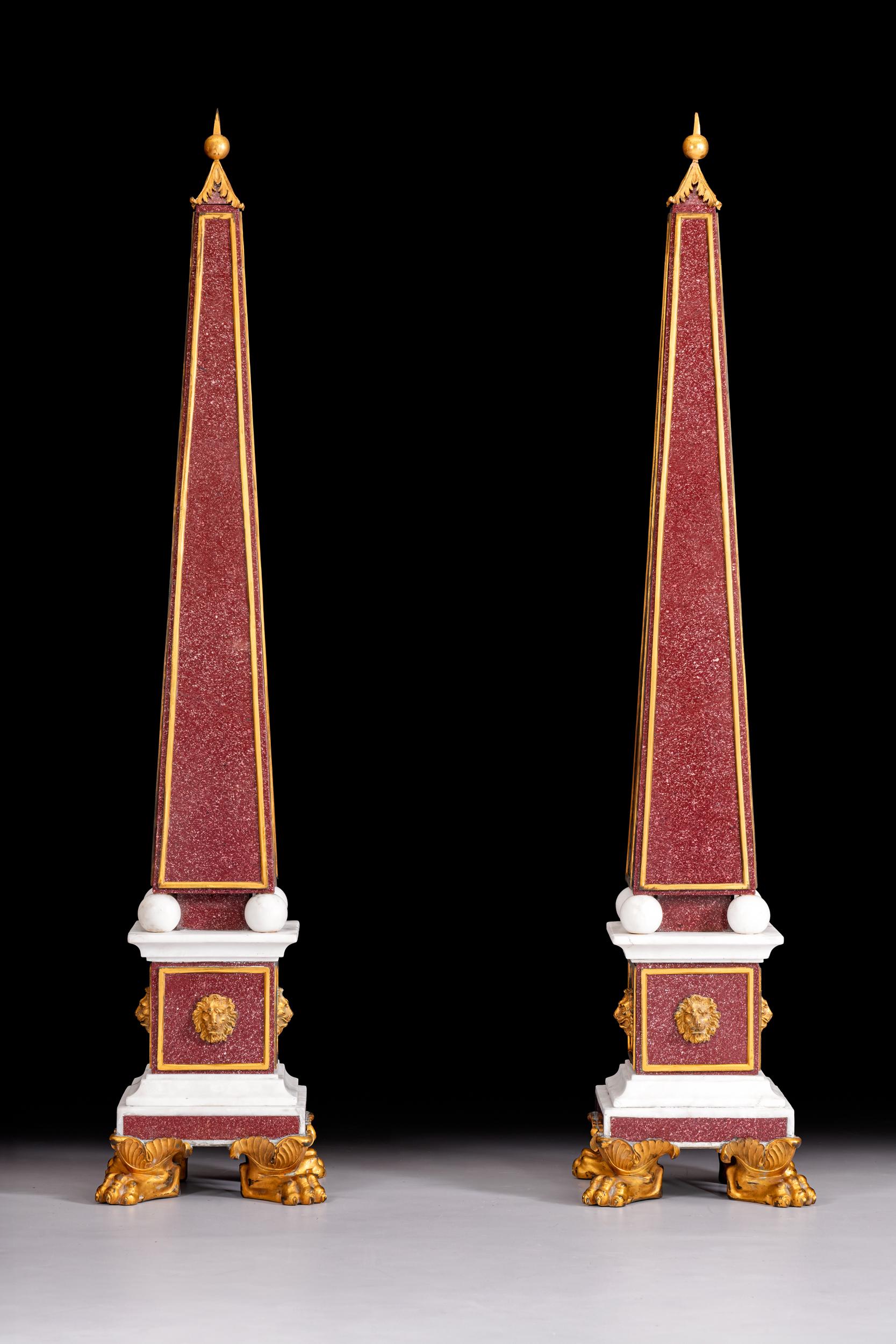 Regency Paire de grands obélisques du début du 19e siècle montés en marbre porphyre et en bronze doré en vente