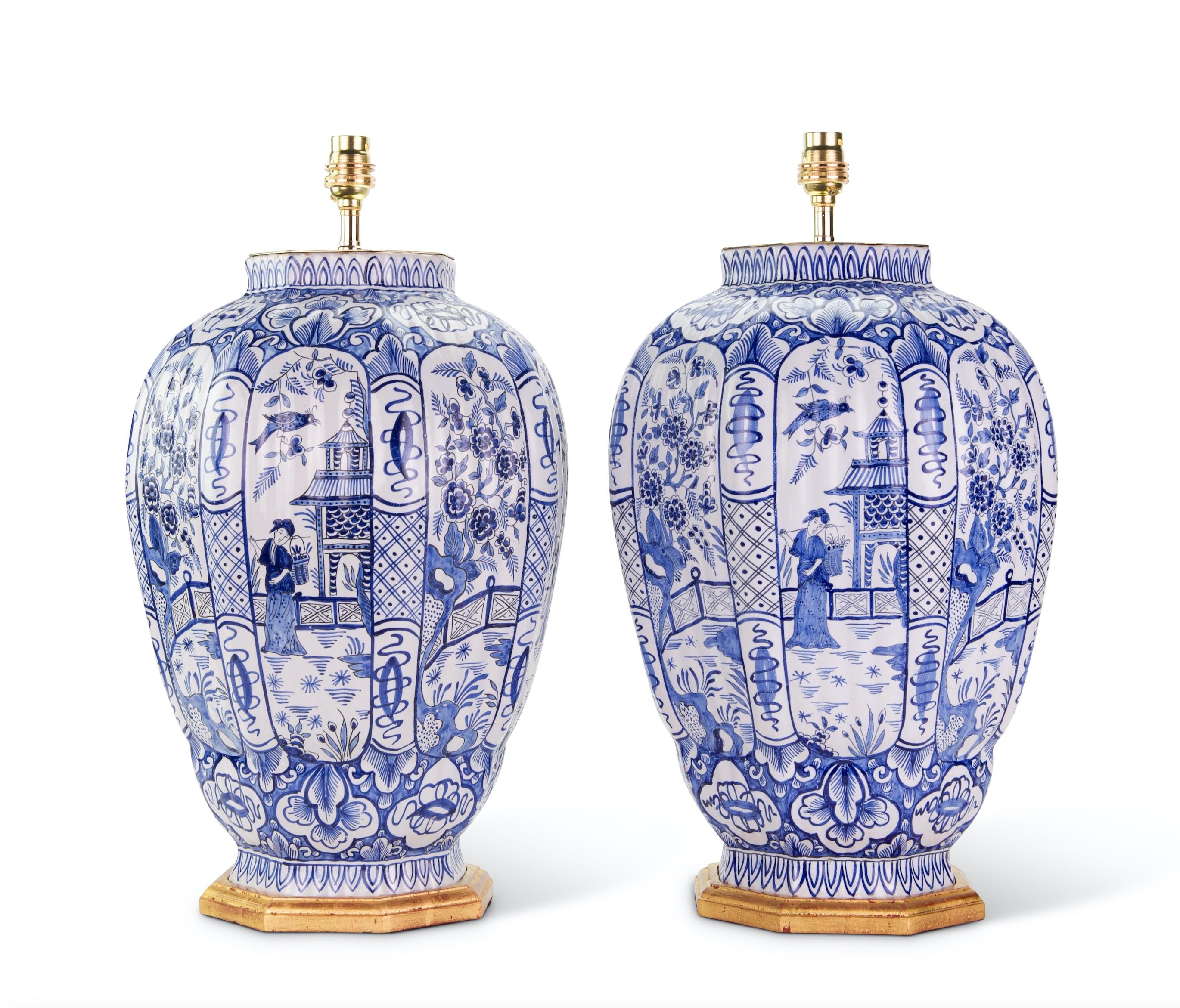 Paar große antike Tischlampen aus blauem und weißem Delft des frühen 20. (Niederländisch) im Angebot