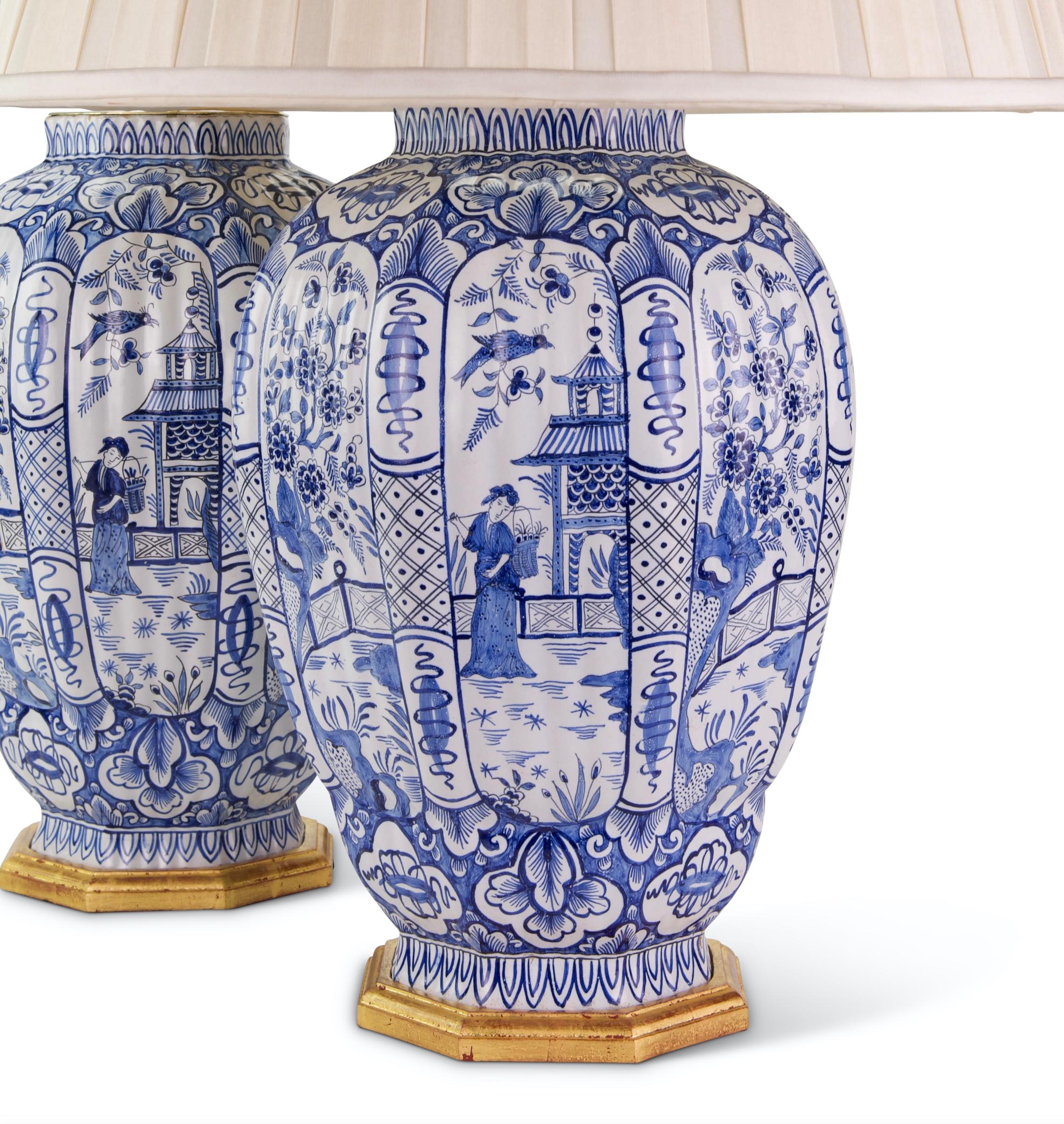 20ième siècle Paire de grandes lampes de table anciennes Delft bleu et blanc du début du 20e siècle en vente
