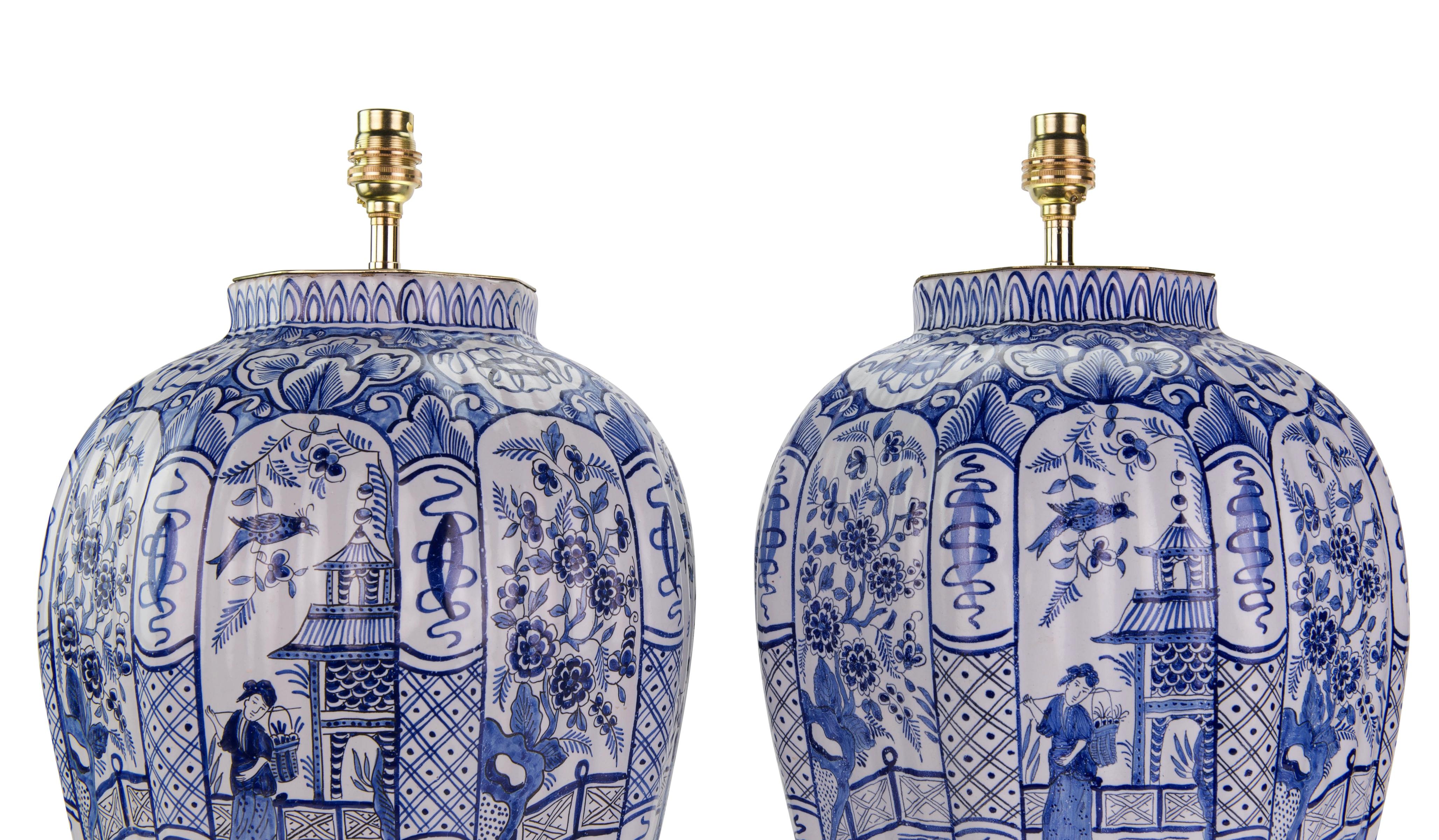 Paar große antike Tischlampen aus blauem und weißem Delft des frühen 20. (Delfter Blau) im Angebot