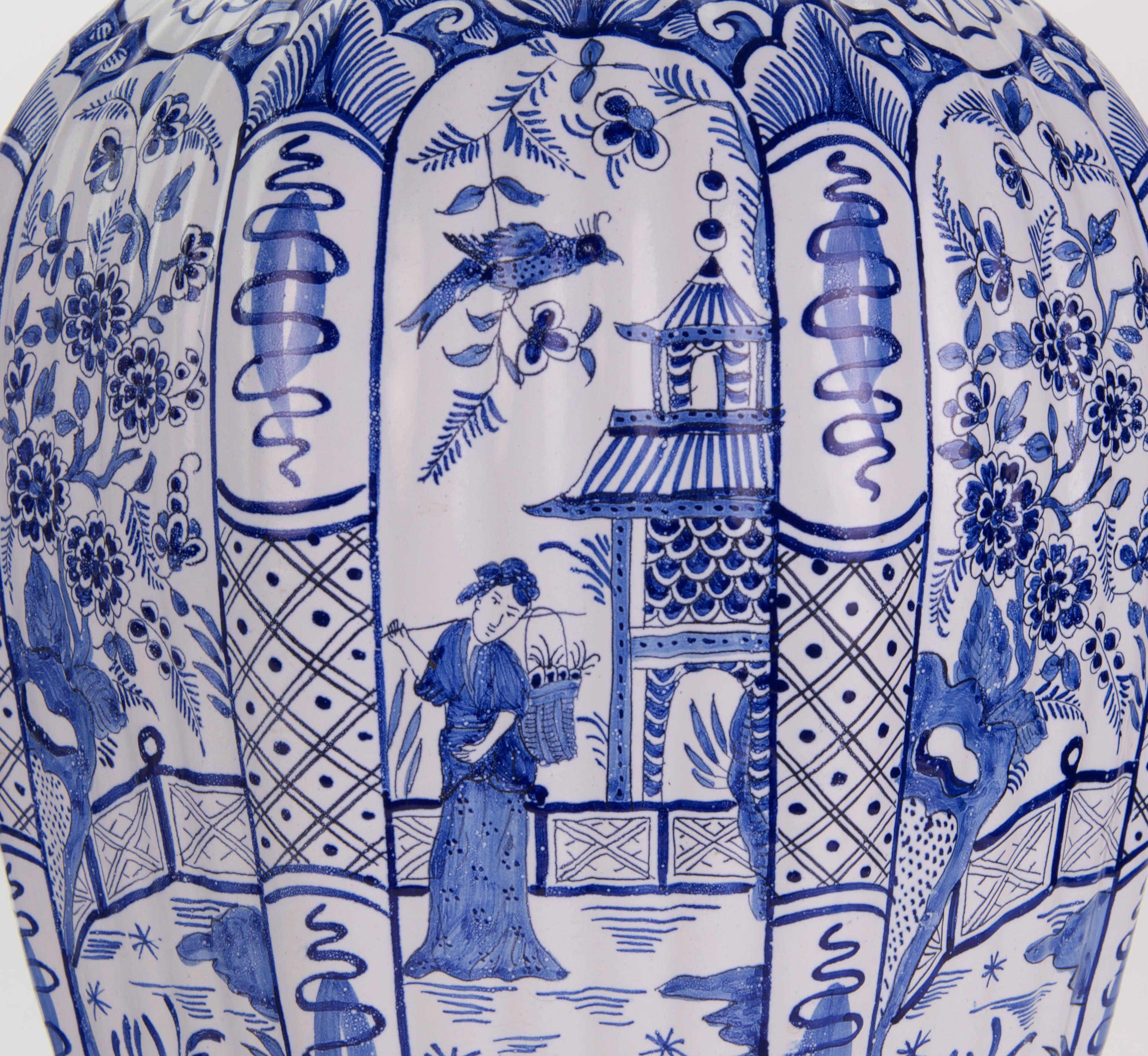 Paire de grandes lampes de table anciennes Delft bleu et blanc du début du 20e siècle en vente 1