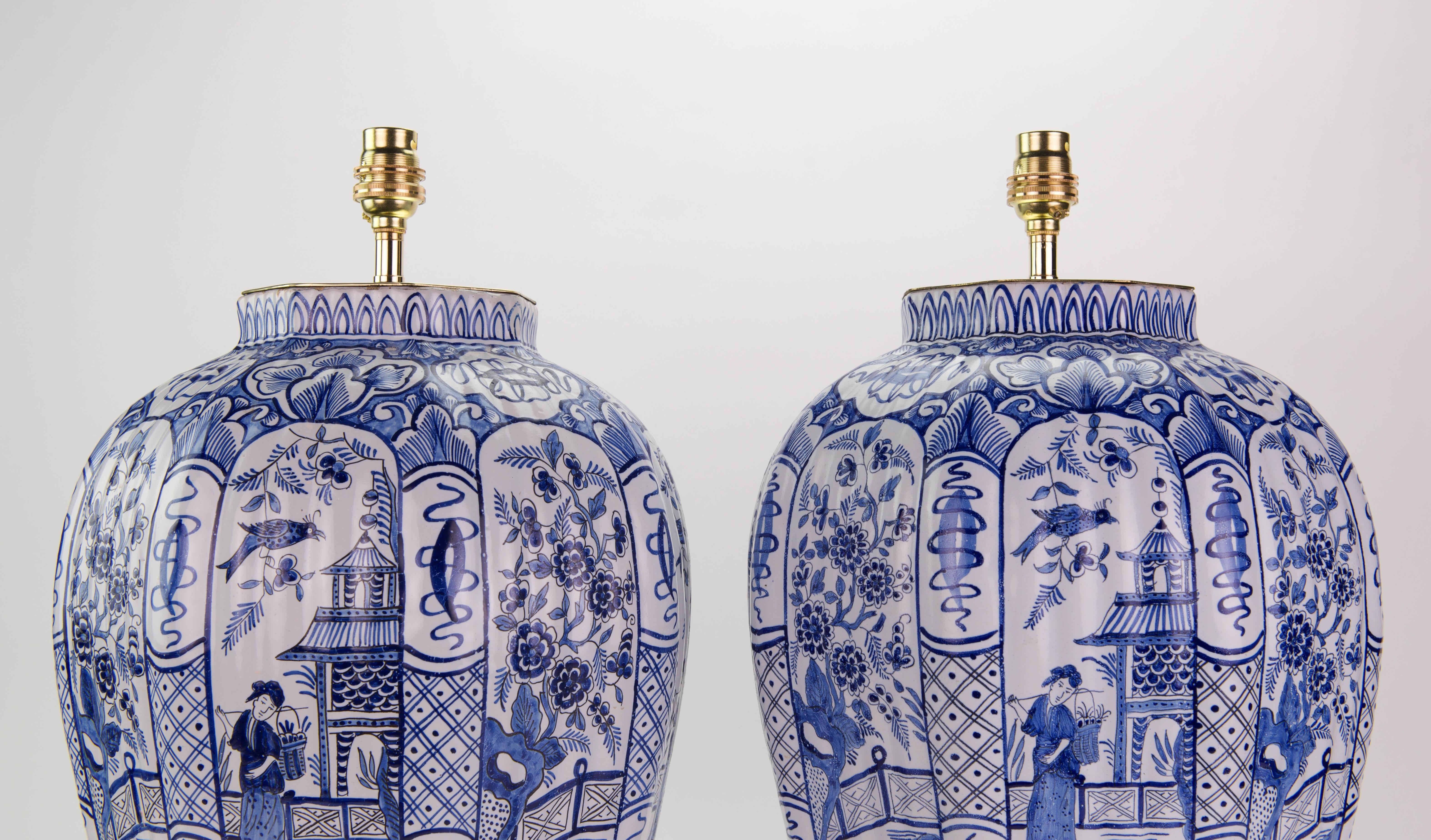 Paire de grandes lampes de table anciennes Delft bleu et blanc du début du 20e siècle en vente 2