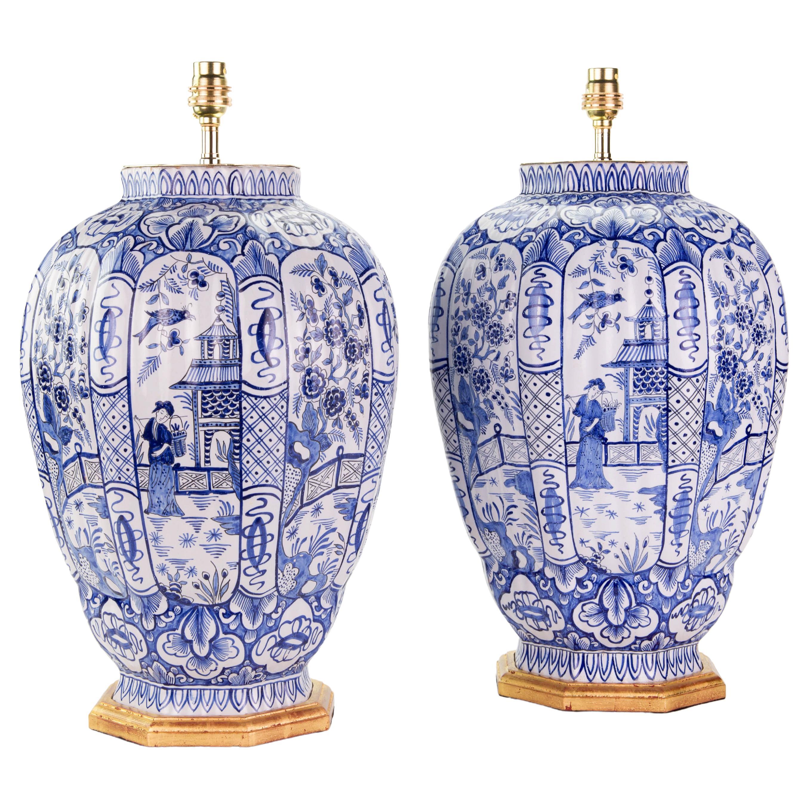 Paar große antike Tischlampen aus blauem und weißem Delft des frühen 20. im Angebot