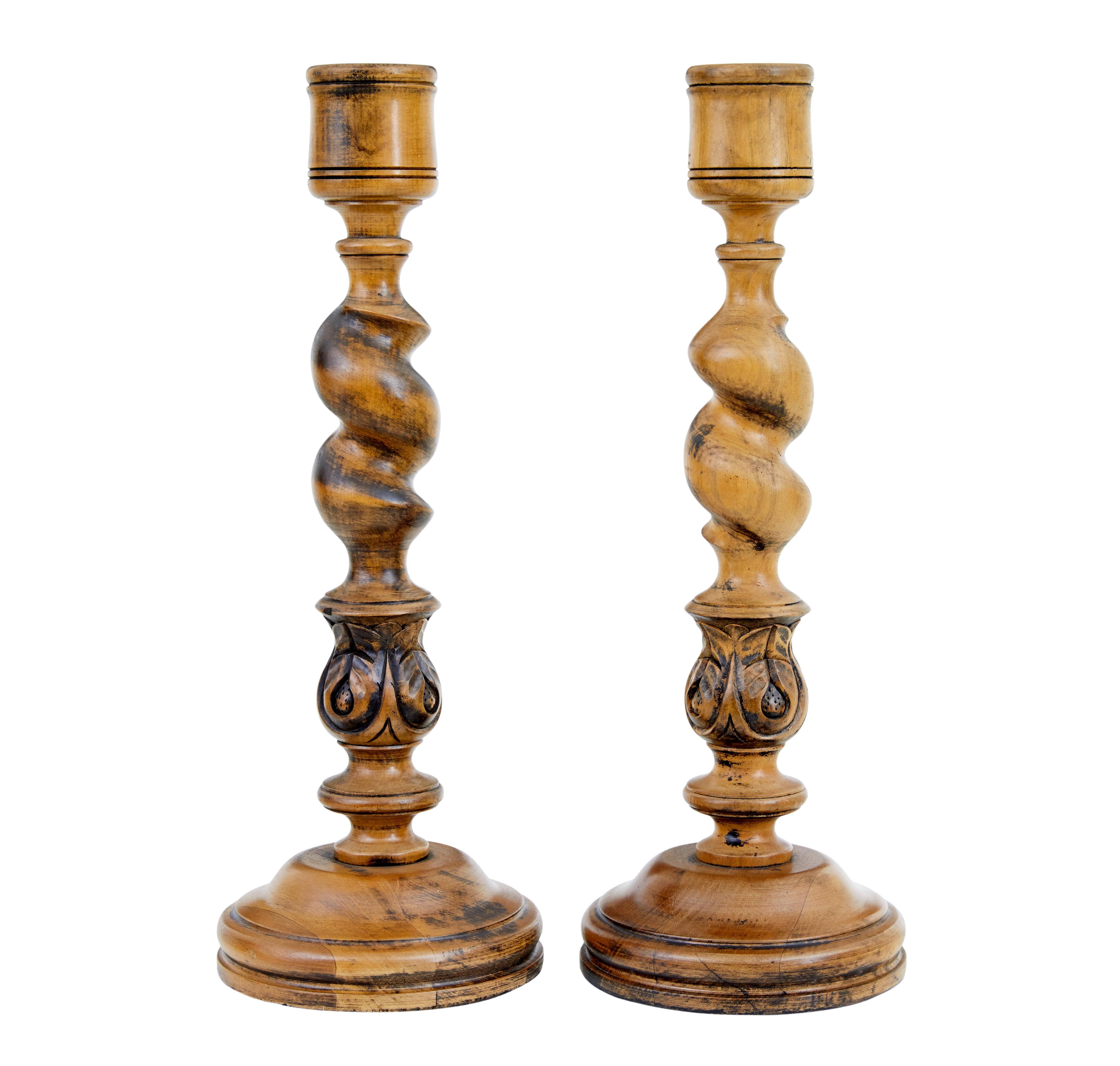 Coppia di grandi candelabri dell'inizio del XX secolo, circa 1920.

Coppia di candelieri di buona qualità intagliati a mano in faggio, di gusto gotico.

Coppa larga 2 pollici, gambo attorcigliato con dettaglio di foglie d'acanto a bulbo, in piedi su