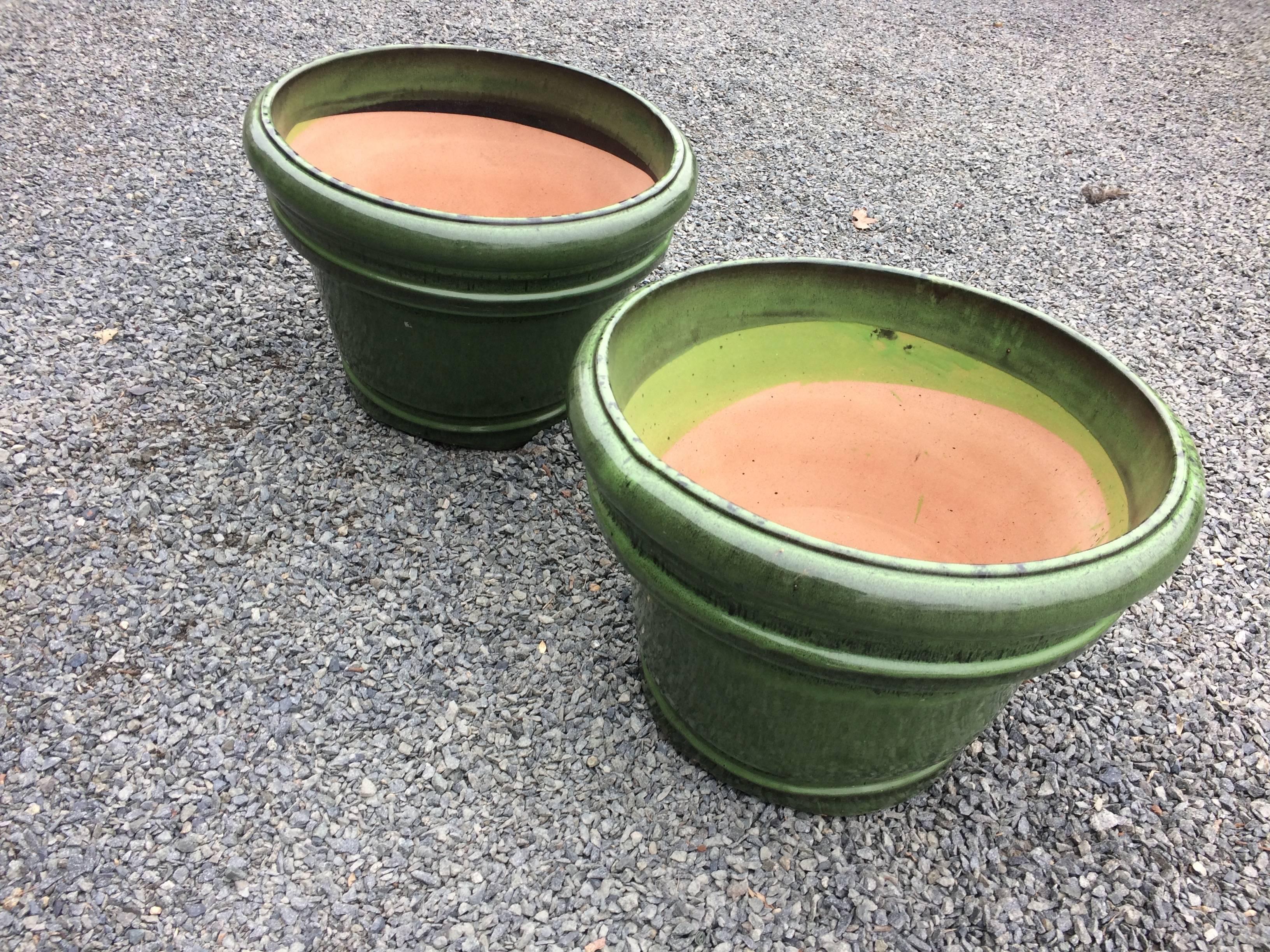 Deux pots de fleurs français en terre cuite:: de grande taille:: avec une magnifique glaçure verte colorée.