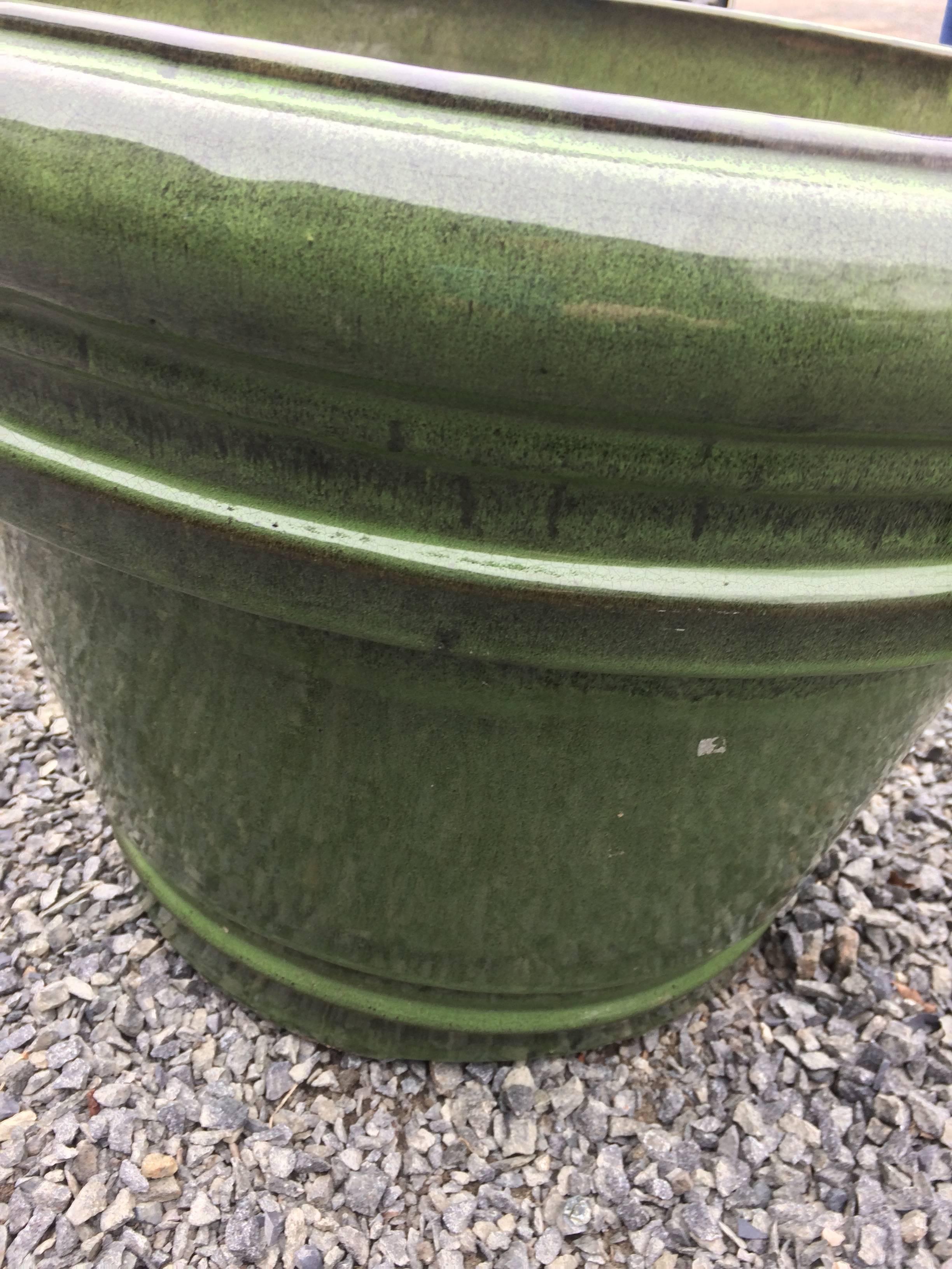 Milieu du XXe siècle Paire de grands pots de fleurs en terre cuite émaillée vert terre Jardinières