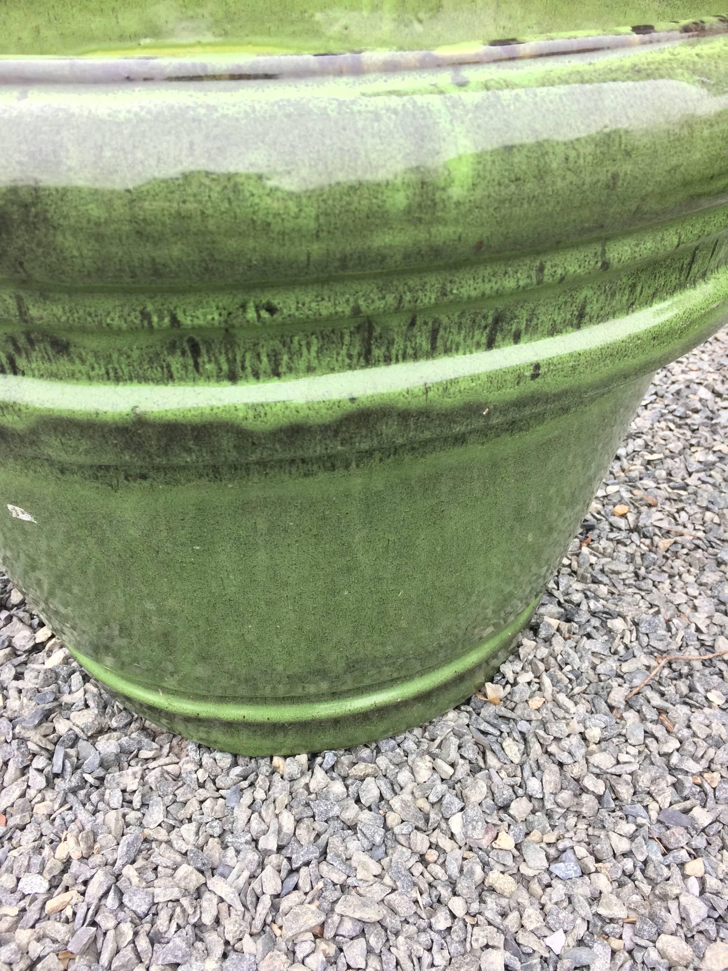 Terre cuite Paire de grands pots de fleurs en terre cuite émaillée vert terre Jardinières