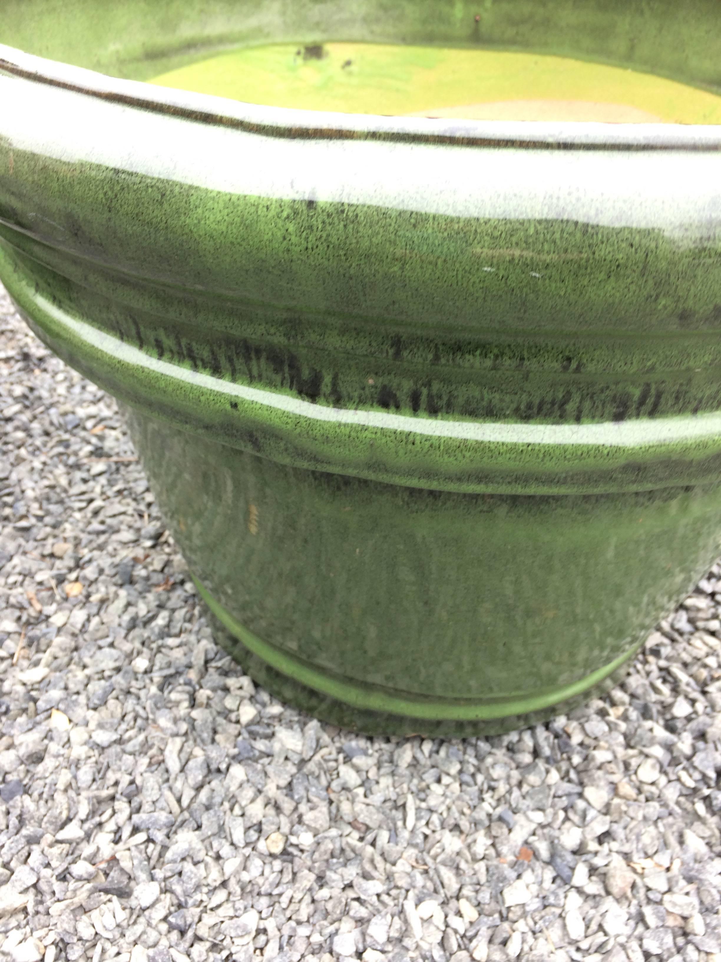Paire de grands pots de fleurs en terre cuite émaillée vert terre Jardinières 1
