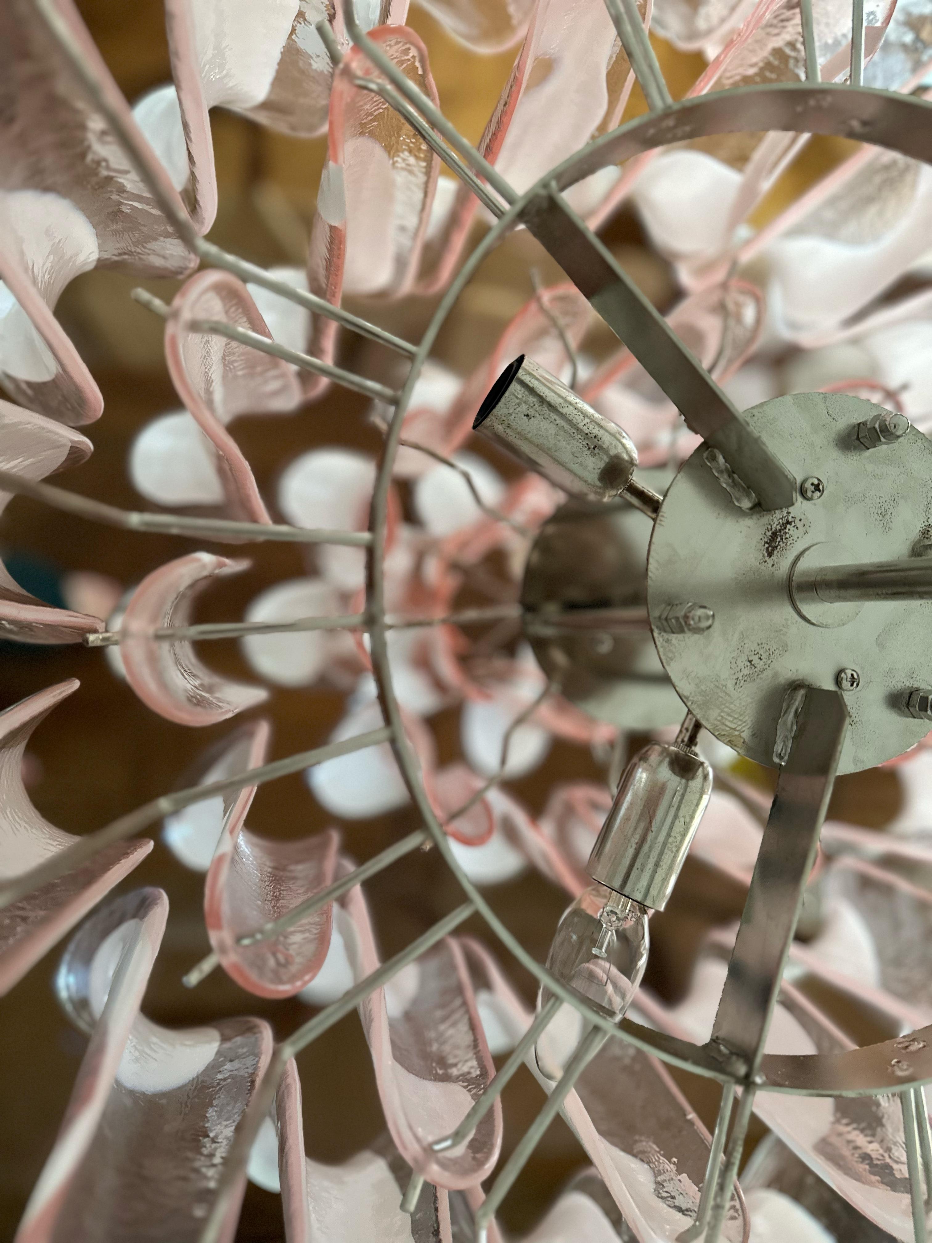 Coppia di grandi lampadari eclettici rosa di Murano in stile fiammingo in vendita 2
