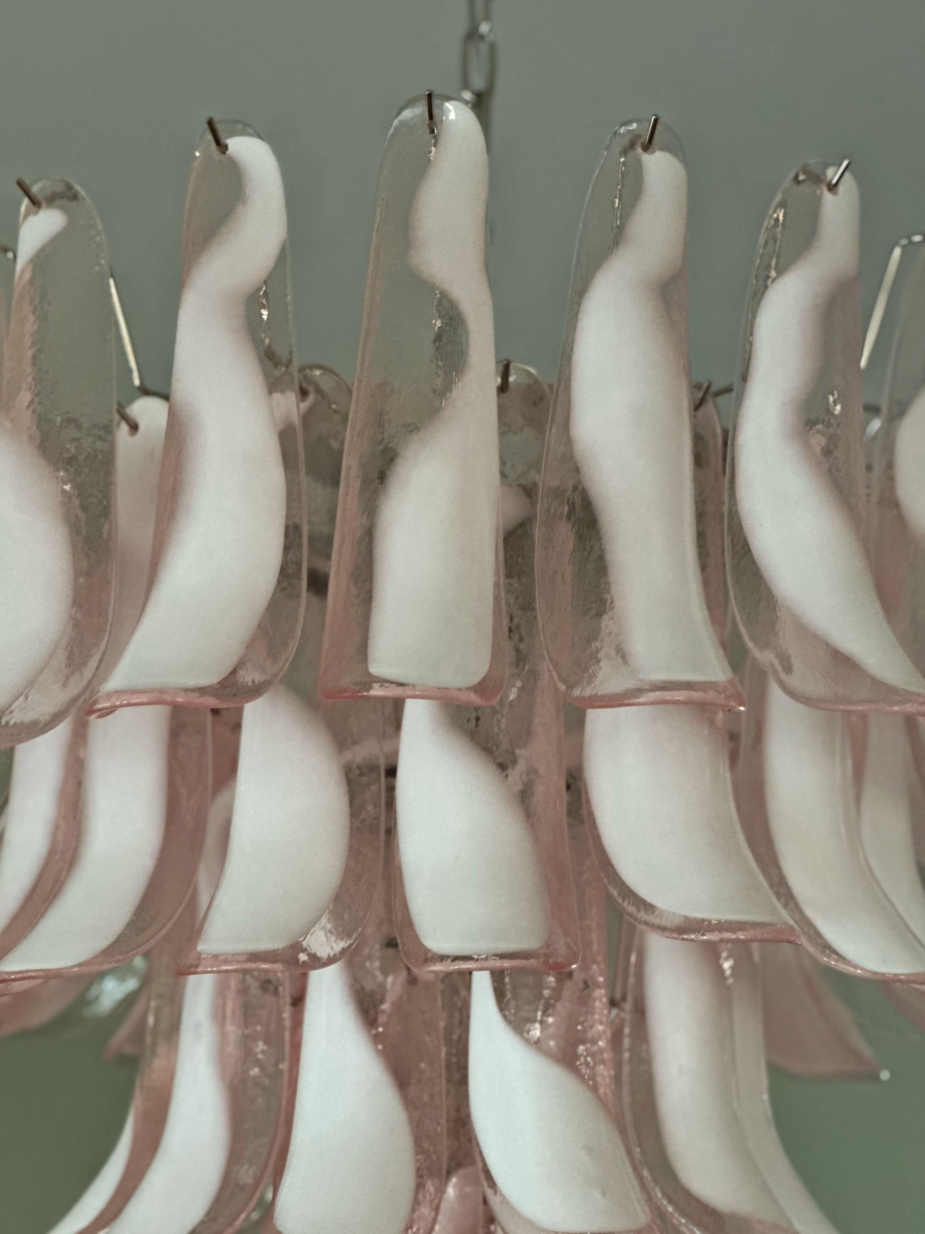 XXIe siècle et contemporain Paire de grands lustres de Murano roses éclectiques de style flamingo en vente