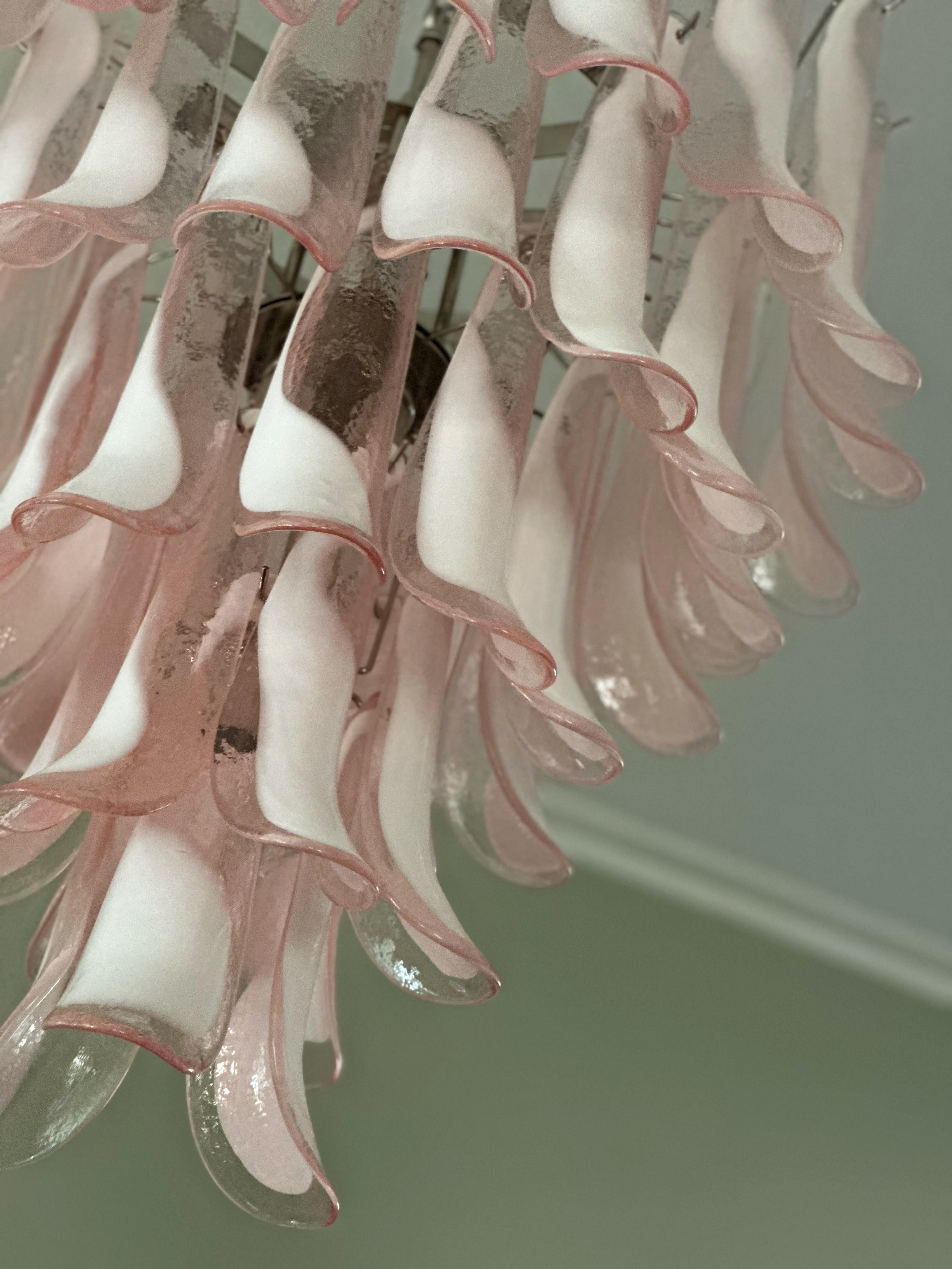 Verre Paire de grands lustres de Murano roses éclectiques de style flamingo en vente