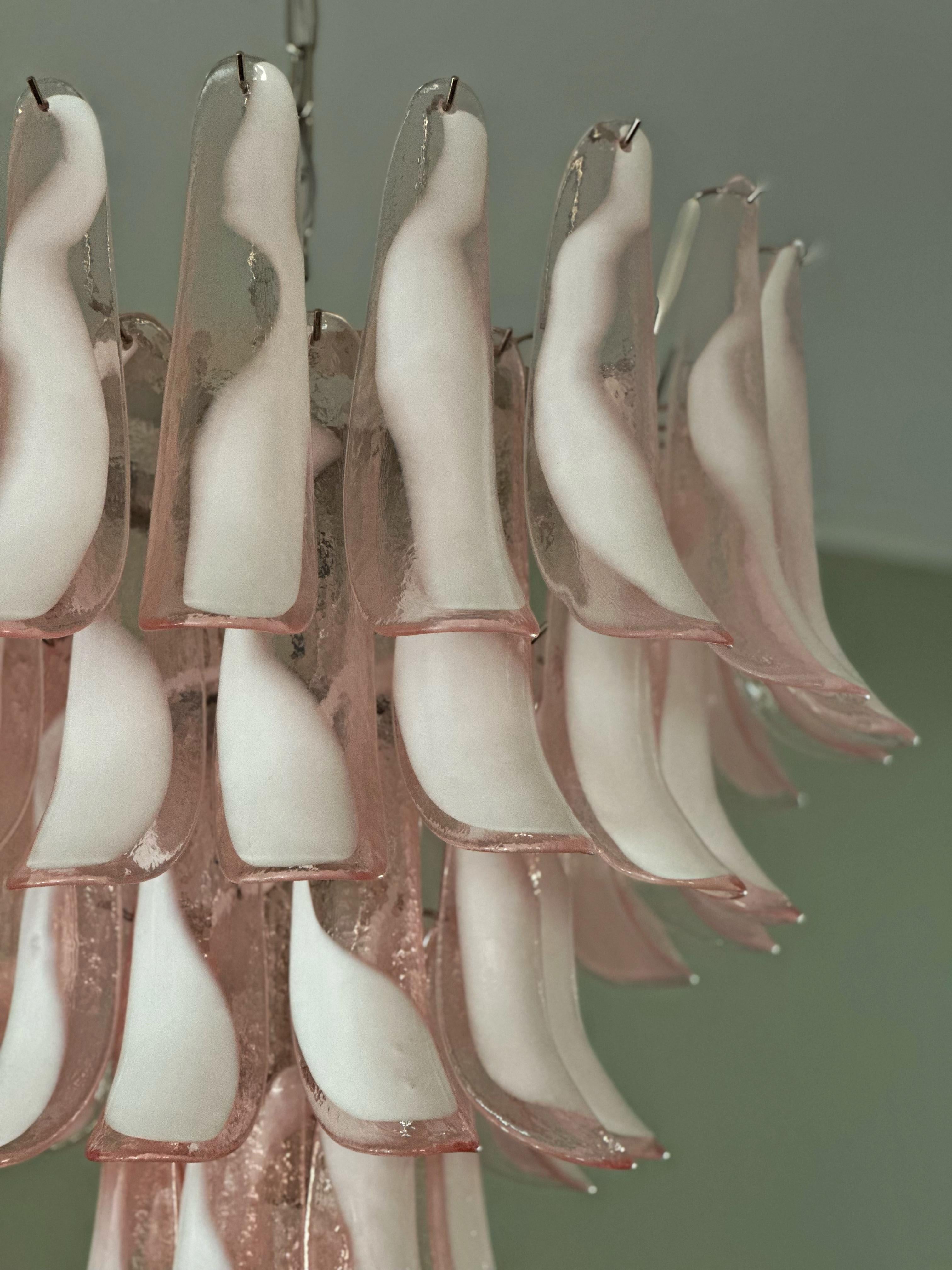 Paire de grands lustres de Murano roses éclectiques de style flamingo en vente 1