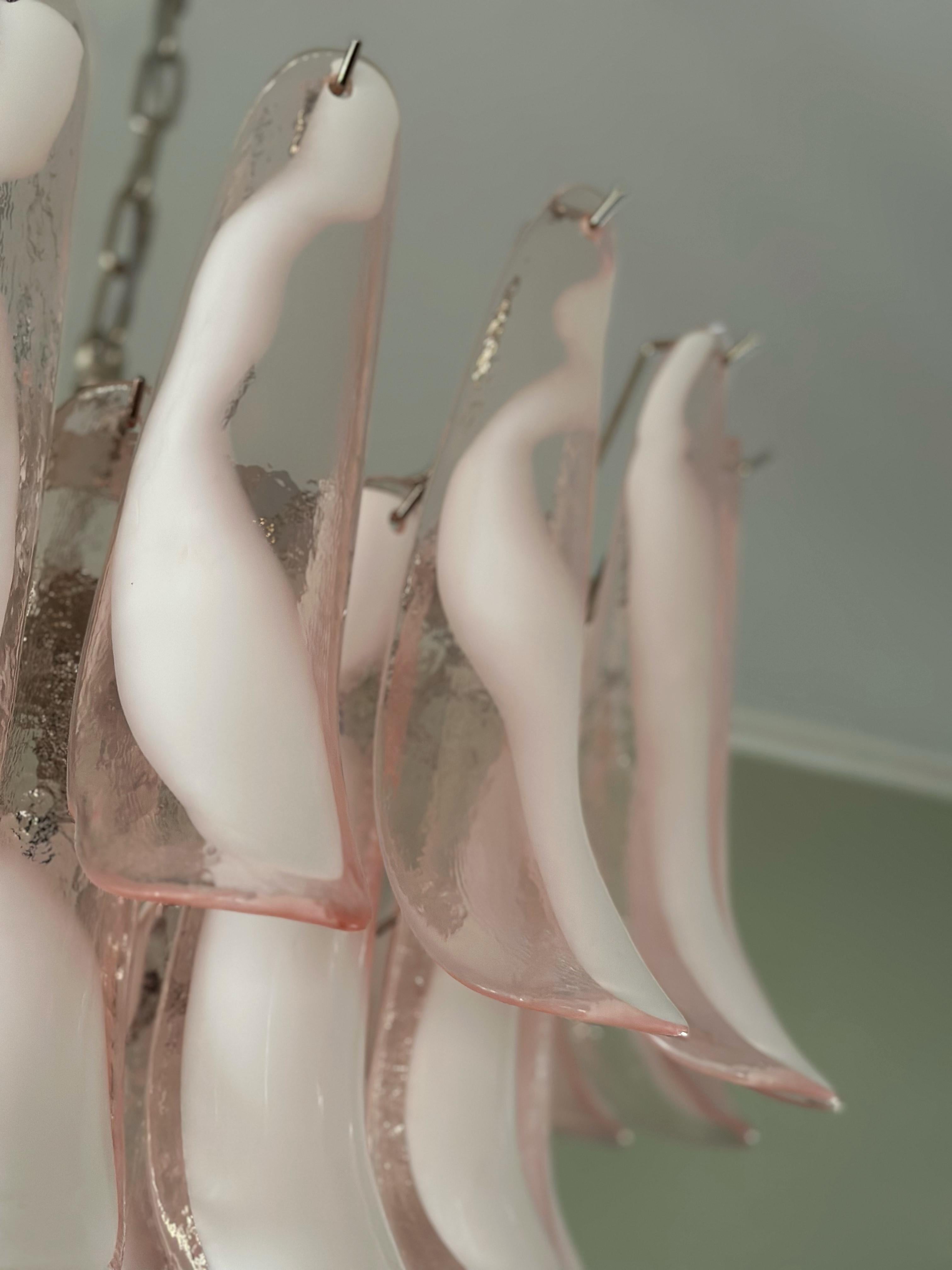 Paire de grands lustres de Murano roses éclectiques de style flamingo en vente 2