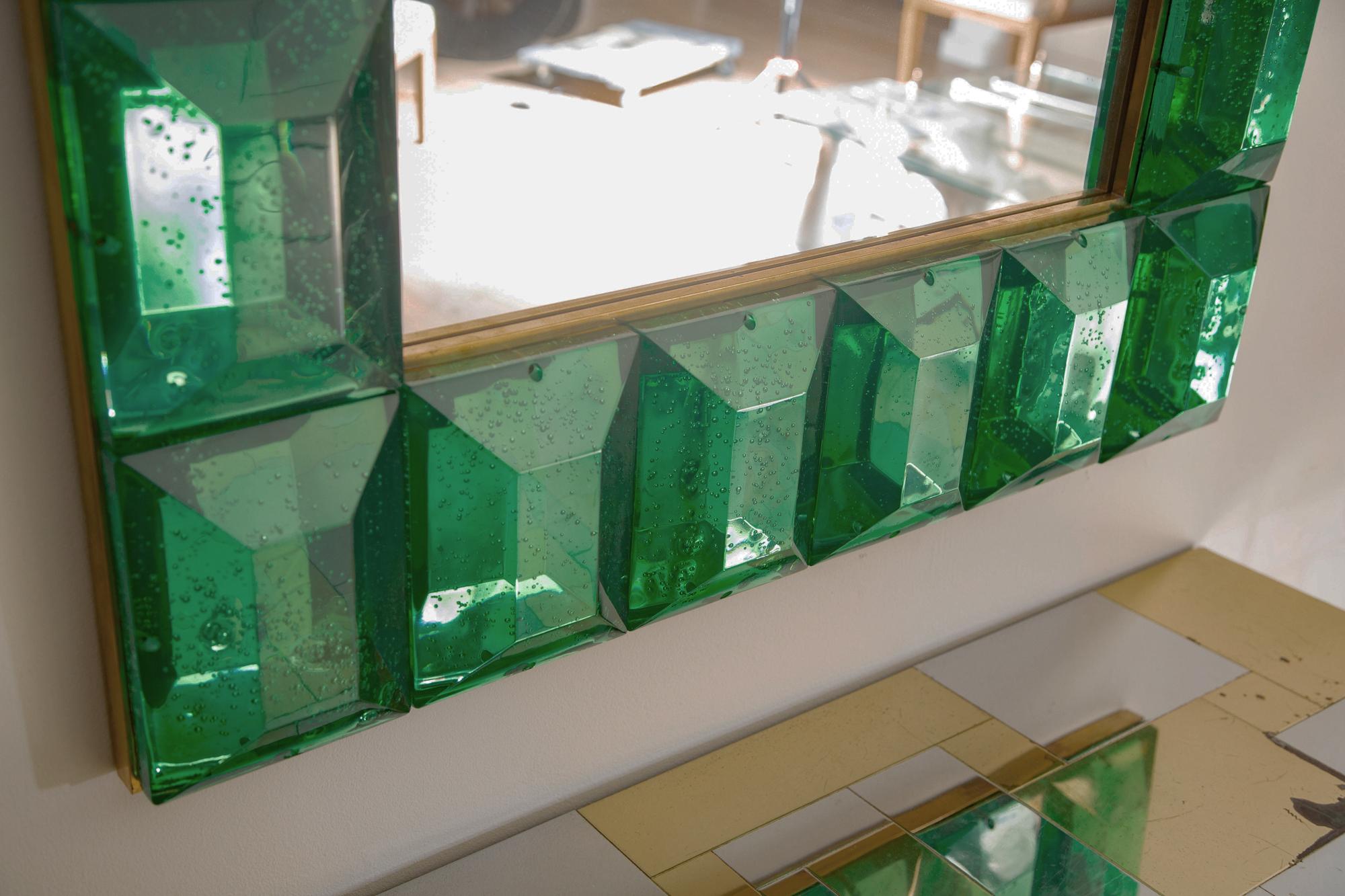Mid-Century Modern Paire de grands miroirs en verre de Murano avec diamants vert émeraude, en stock en vente