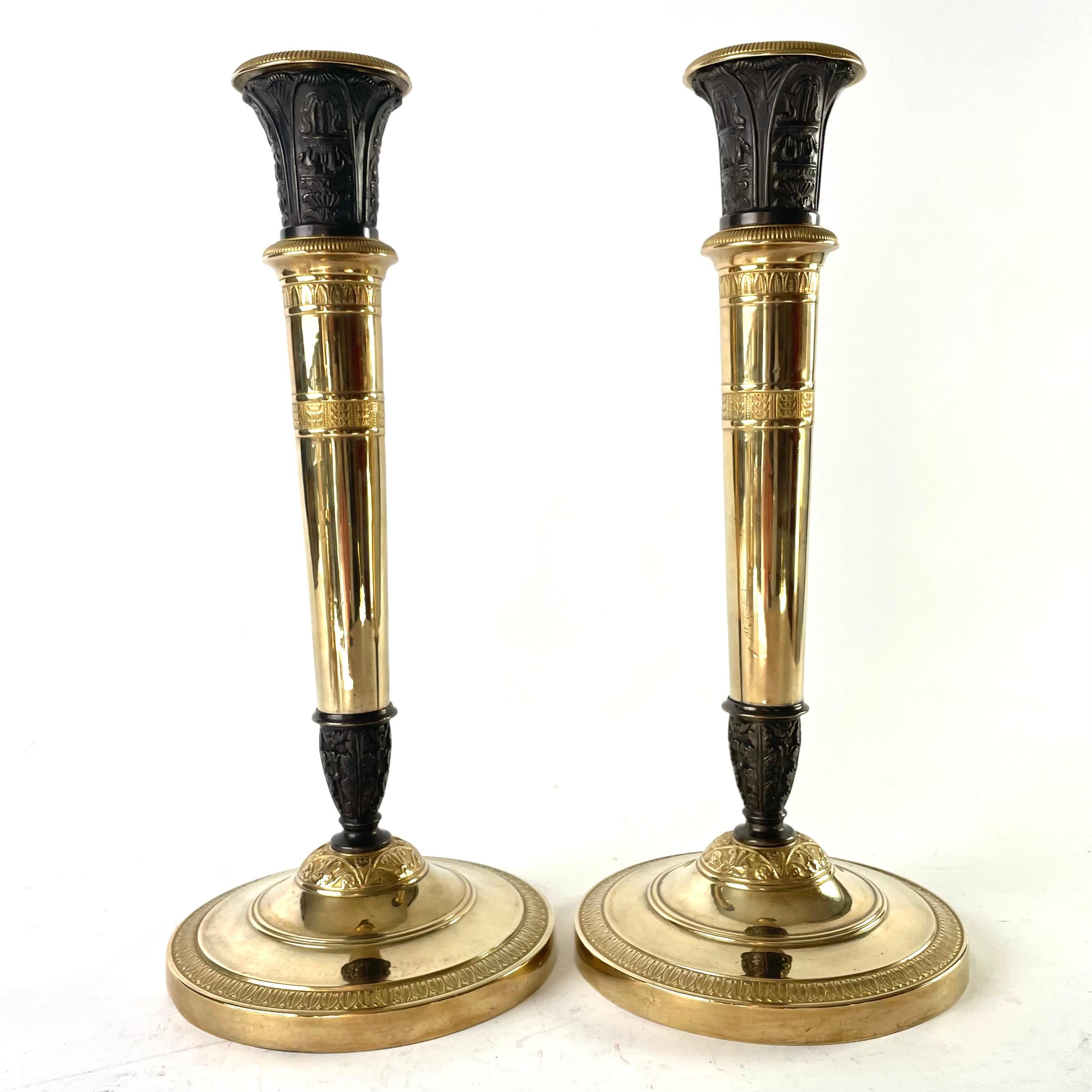 Paar große Empire-Kerzenständer, umwandelbar in Kandelaber. Frankreich 1820er Jahre (Französisch) im Angebot