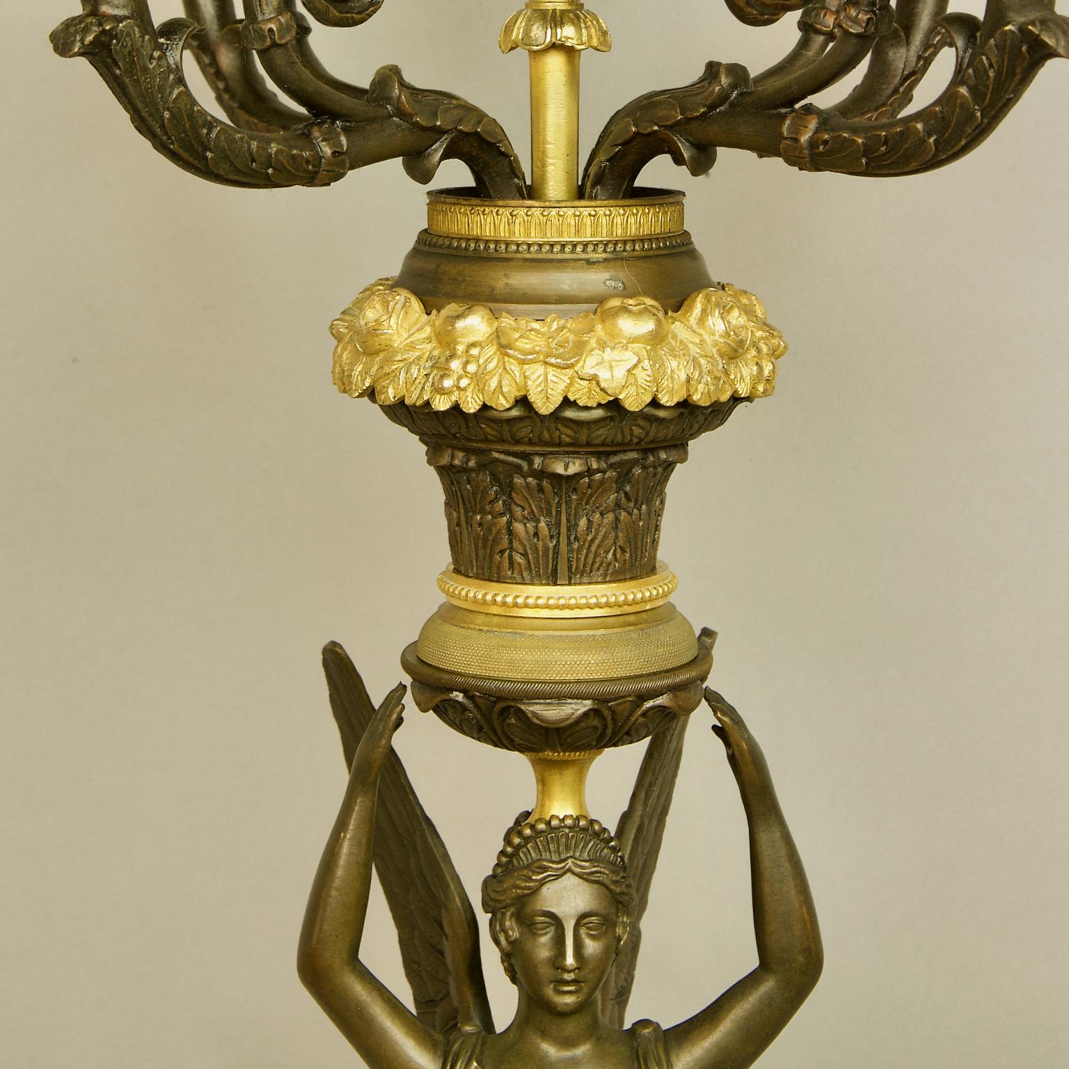 Coppia di candelabri Impero del XIX secolo in bronzo dorato e bronzo patinato Victory in vendita 4