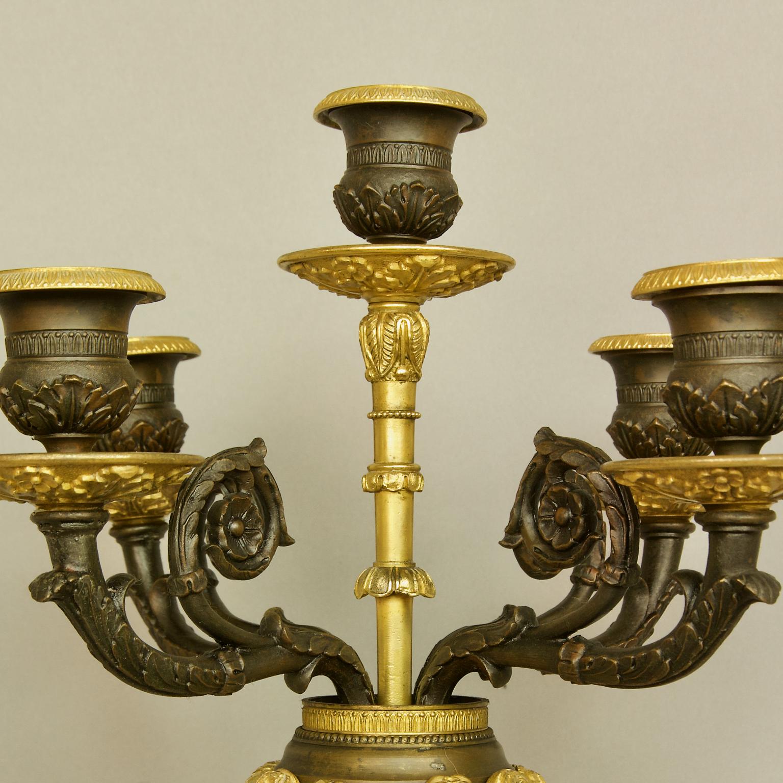 Coppia di candelabri Impero del XIX secolo in bronzo dorato e bronzo patinato Victory in vendita 7