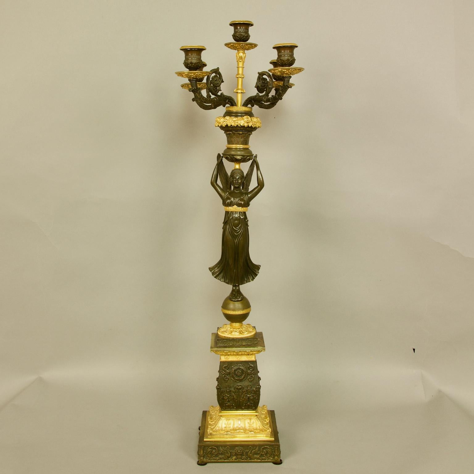 Coppia di candelabri Impero del XIX secolo in bronzo dorato e bronzo patinato Victory in vendita 9