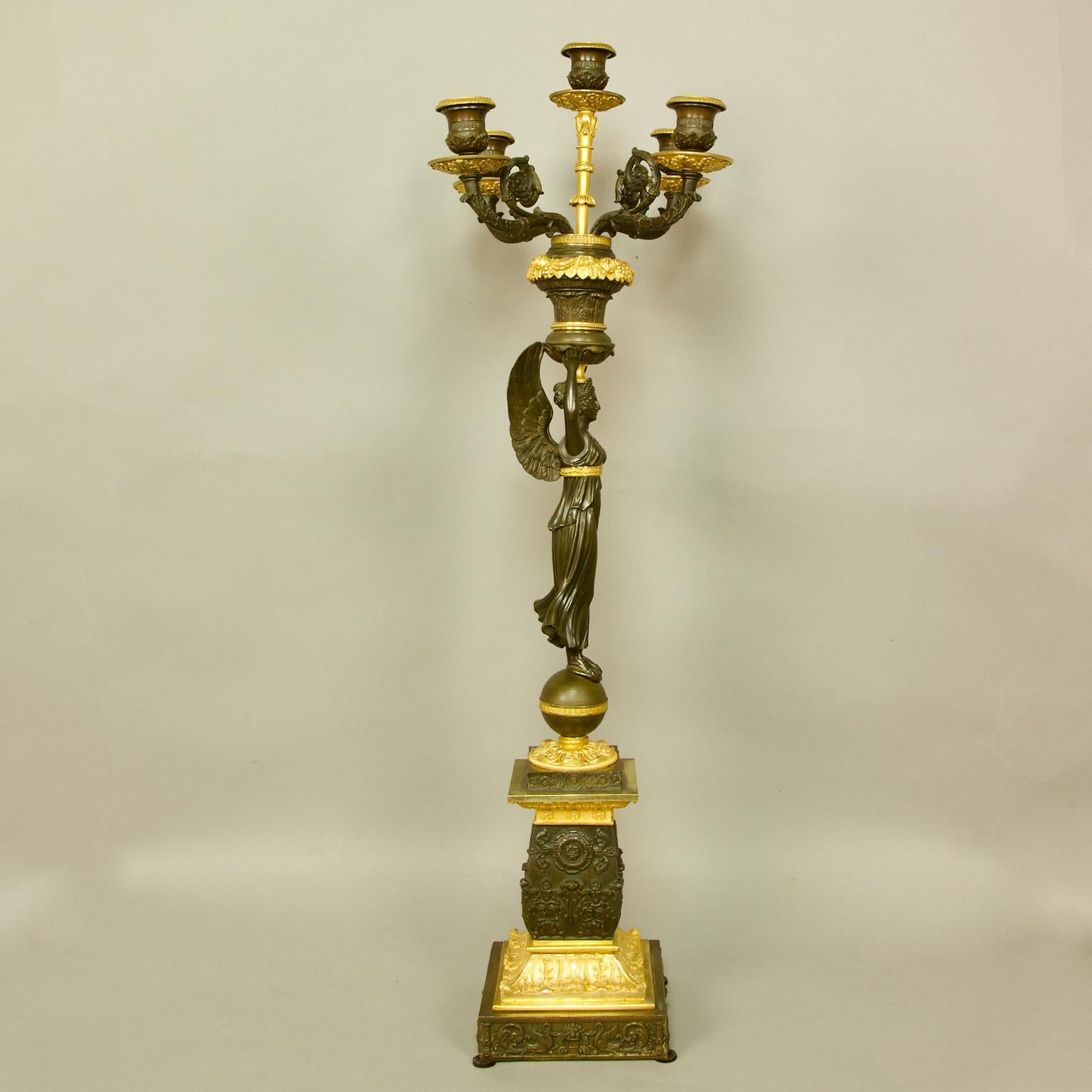 Paire de candélabres de la Victoire Empire du 19ème siècle en bronze doré et bronze patiné en vente 13