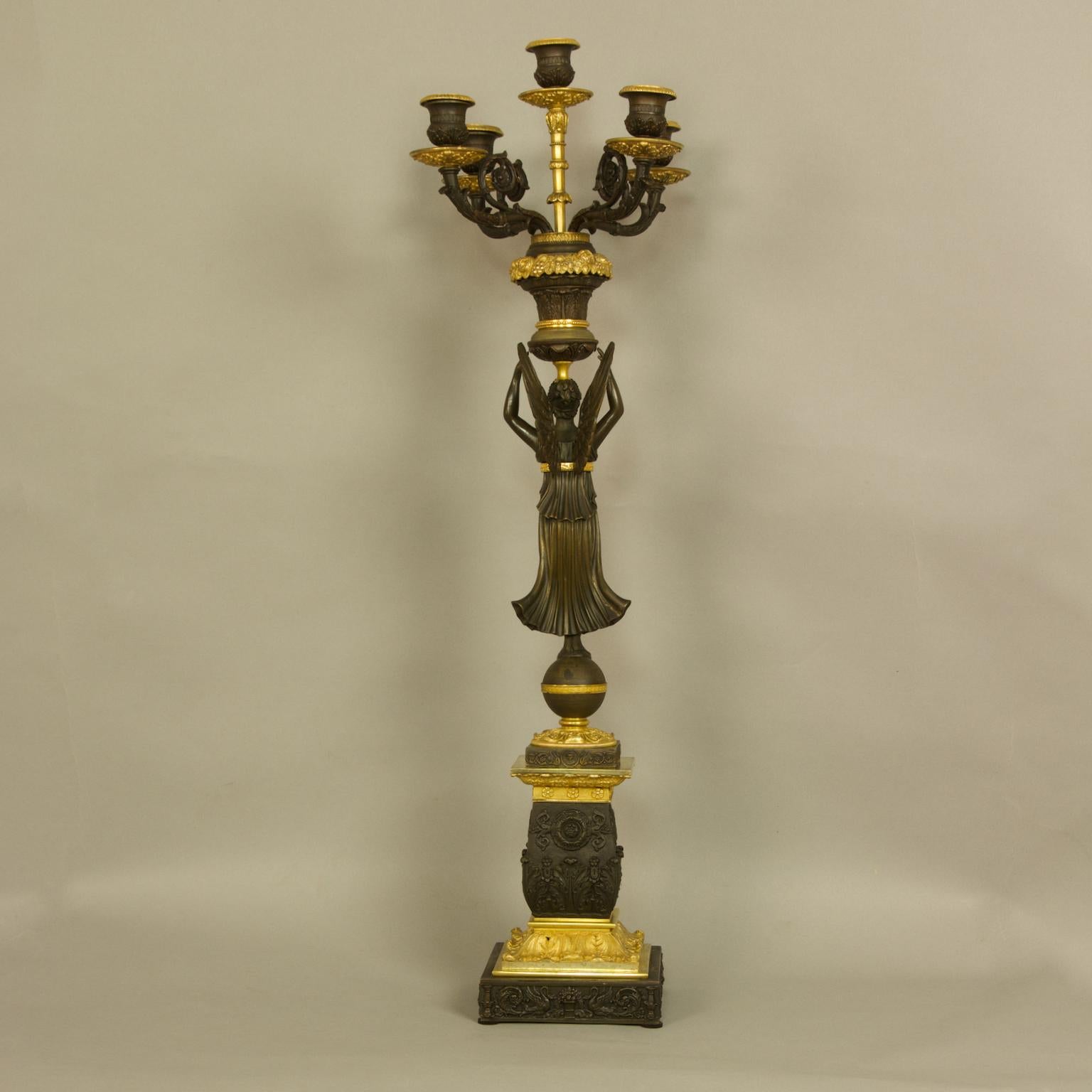 Francese Coppia di candelabri Impero del XIX secolo in bronzo dorato e bronzo patinato Victory in vendita