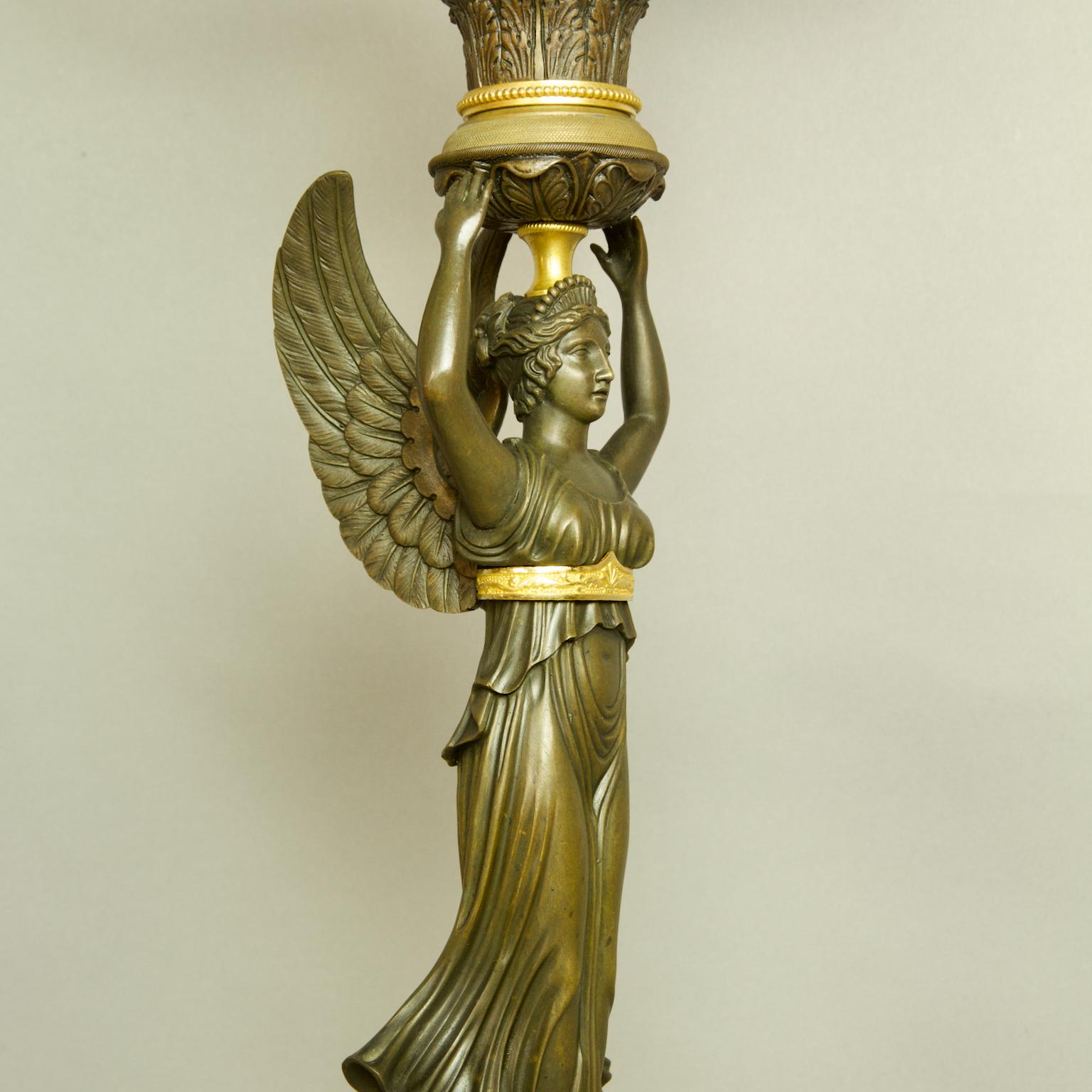 Inizio XIX secolo Coppia di candelabri Impero del XIX secolo in bronzo dorato e bronzo patinato Victory in vendita