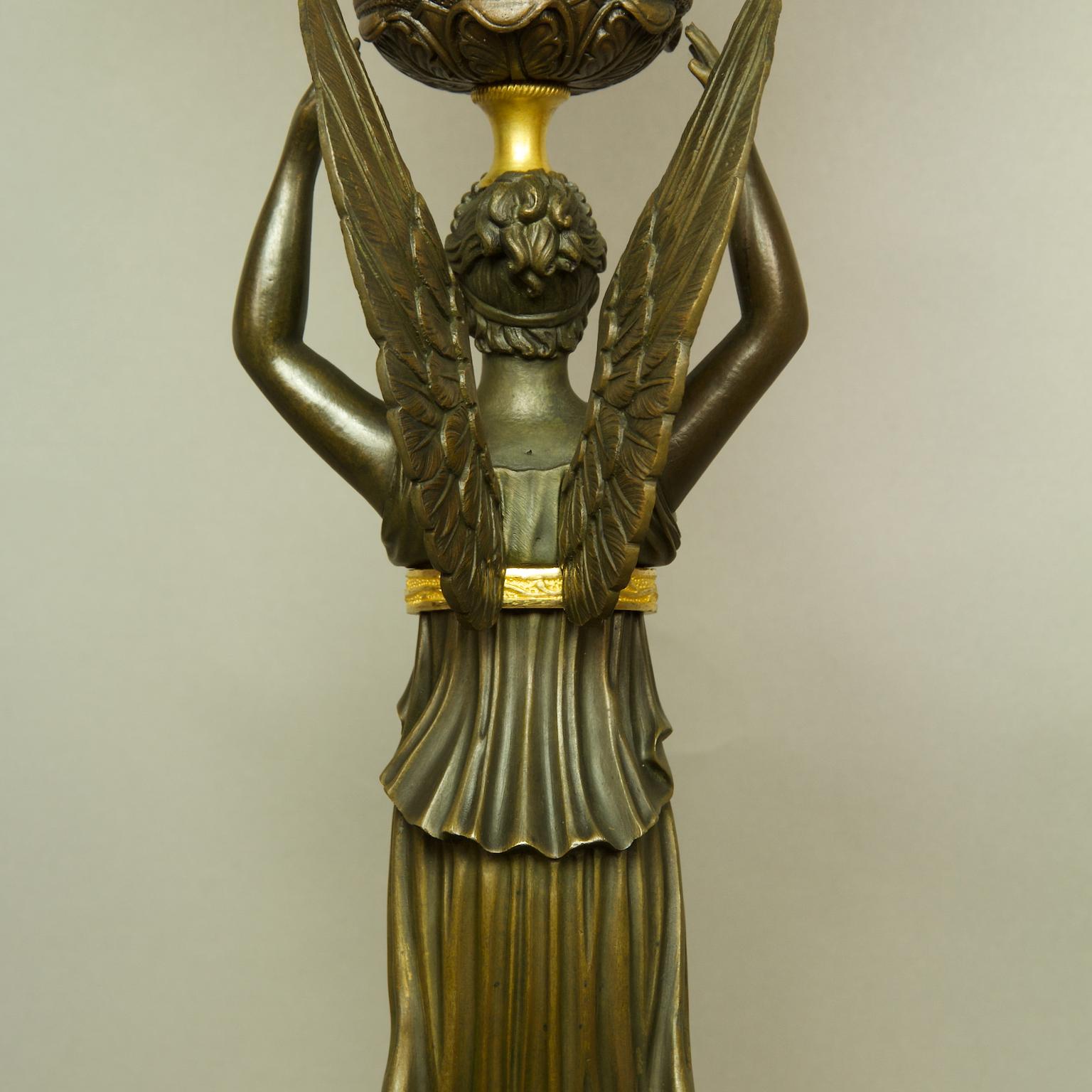 Paire de candélabres de la Victoire Empire du 19ème siècle en bronze doré et bronze patiné en vente 1