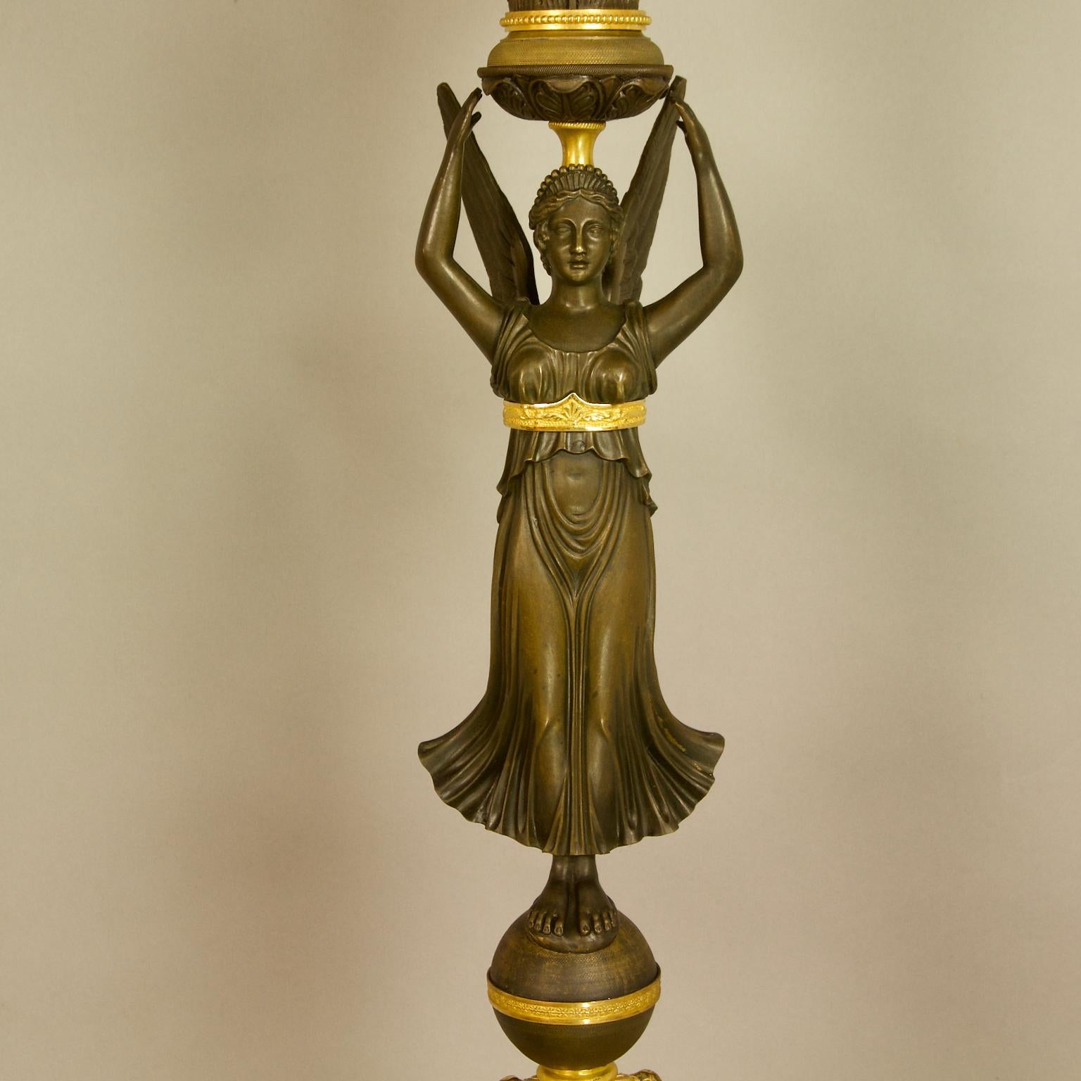 Coppia di candelabri Impero del XIX secolo in bronzo dorato e bronzo patinato Victory in vendita 1