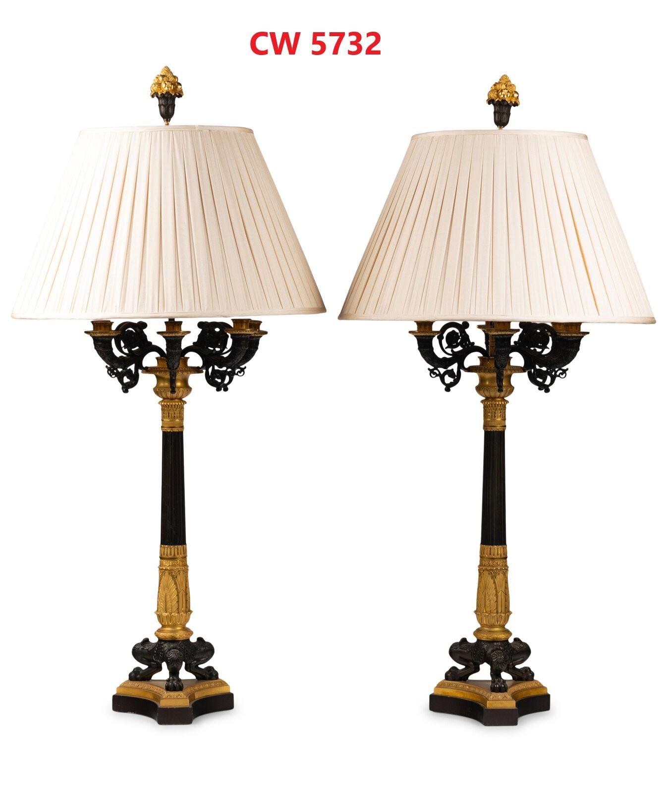 Ein sehr schönes Paar großer patinierter und vergoldeter Bronze-Kronleuchter aus dem 19. Jahrhundert im Empire-Stil, die jetzt zu Lampen umfunktioniert wurden. Frankreich, um 1860. Verkauft mit zwei zugehörigen zeitgenössischen Schirmen ohne