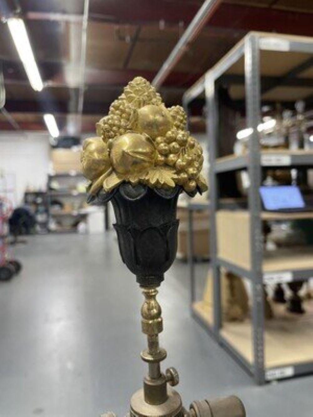 Paar große vergoldete und patinierte Bronze-Kronleuchter im Empire-Stil mit fünf Lichtern (Französisch) im Angebot