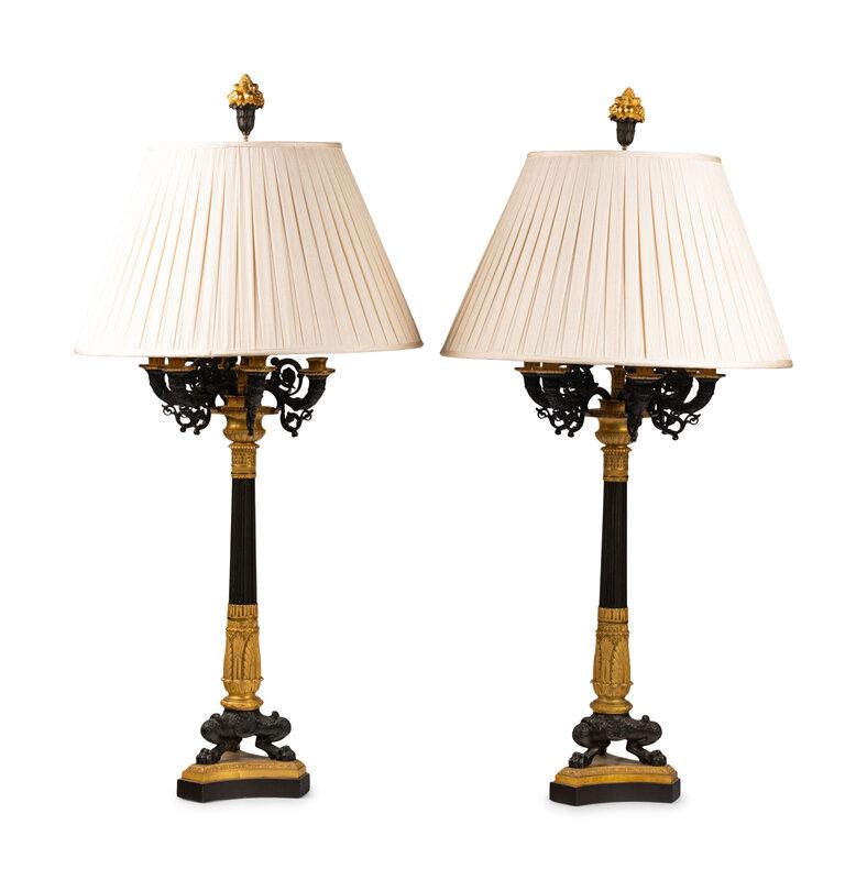 Paar große vergoldete und patinierte Bronze-Kronleuchter im Empire-Stil mit fünf Lichtern (Vergoldet) im Angebot