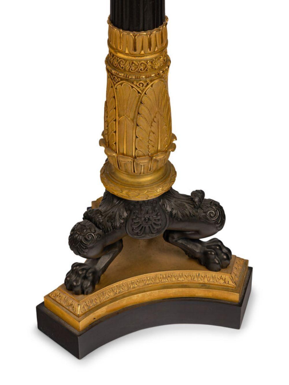 Paar große vergoldete und patinierte Bronze-Kronleuchter im Empire-Stil mit fünf Lichtern im Zustand „Gut“ im Angebot in Atlanta, GA