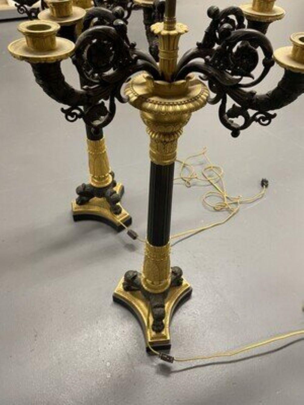 Paar große vergoldete und patinierte Bronze-Kronleuchter im Empire-Stil mit fünf Lichtern im Angebot 3