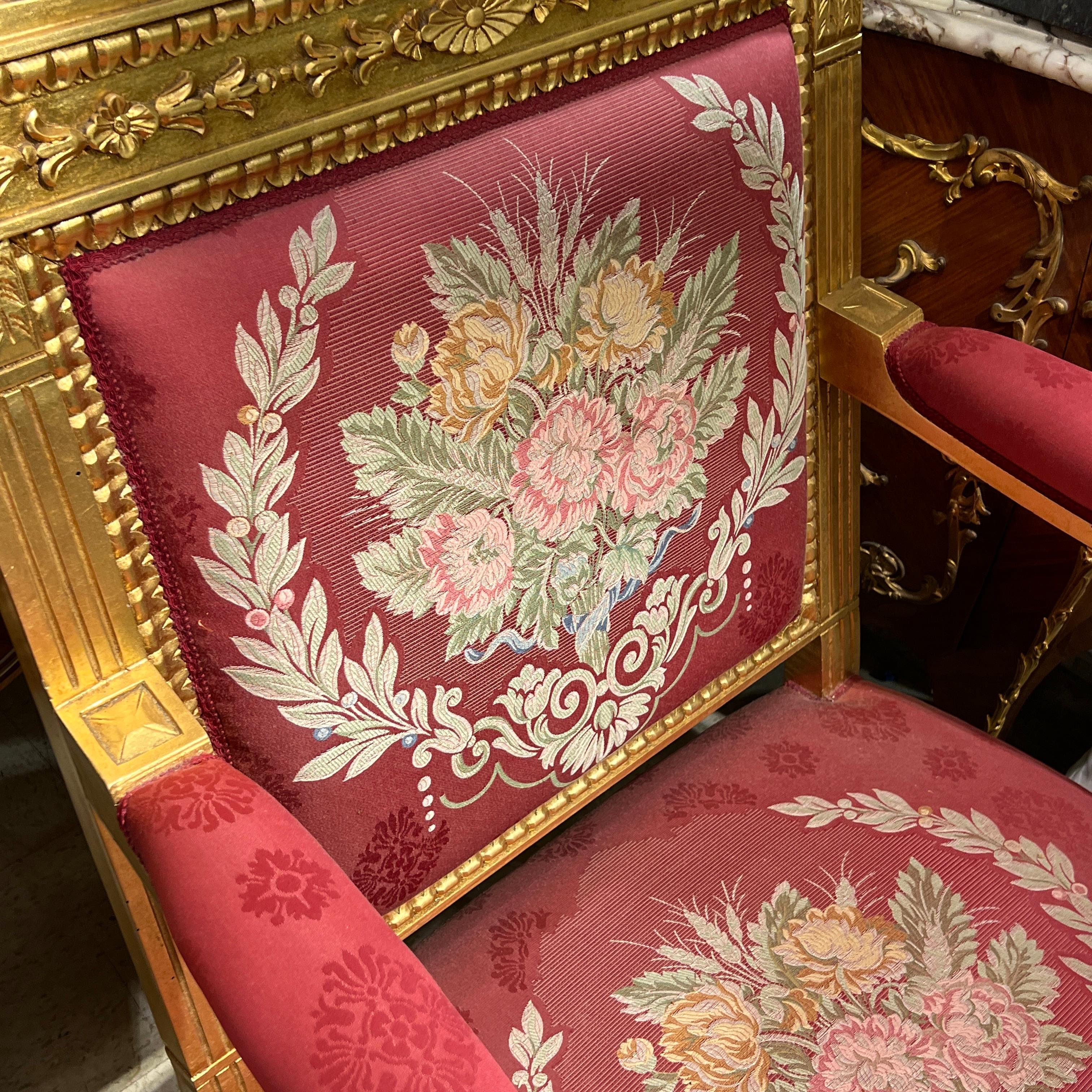 Paire de grands fauteuils rembourrés en bois doré de style Empire en vente 9
