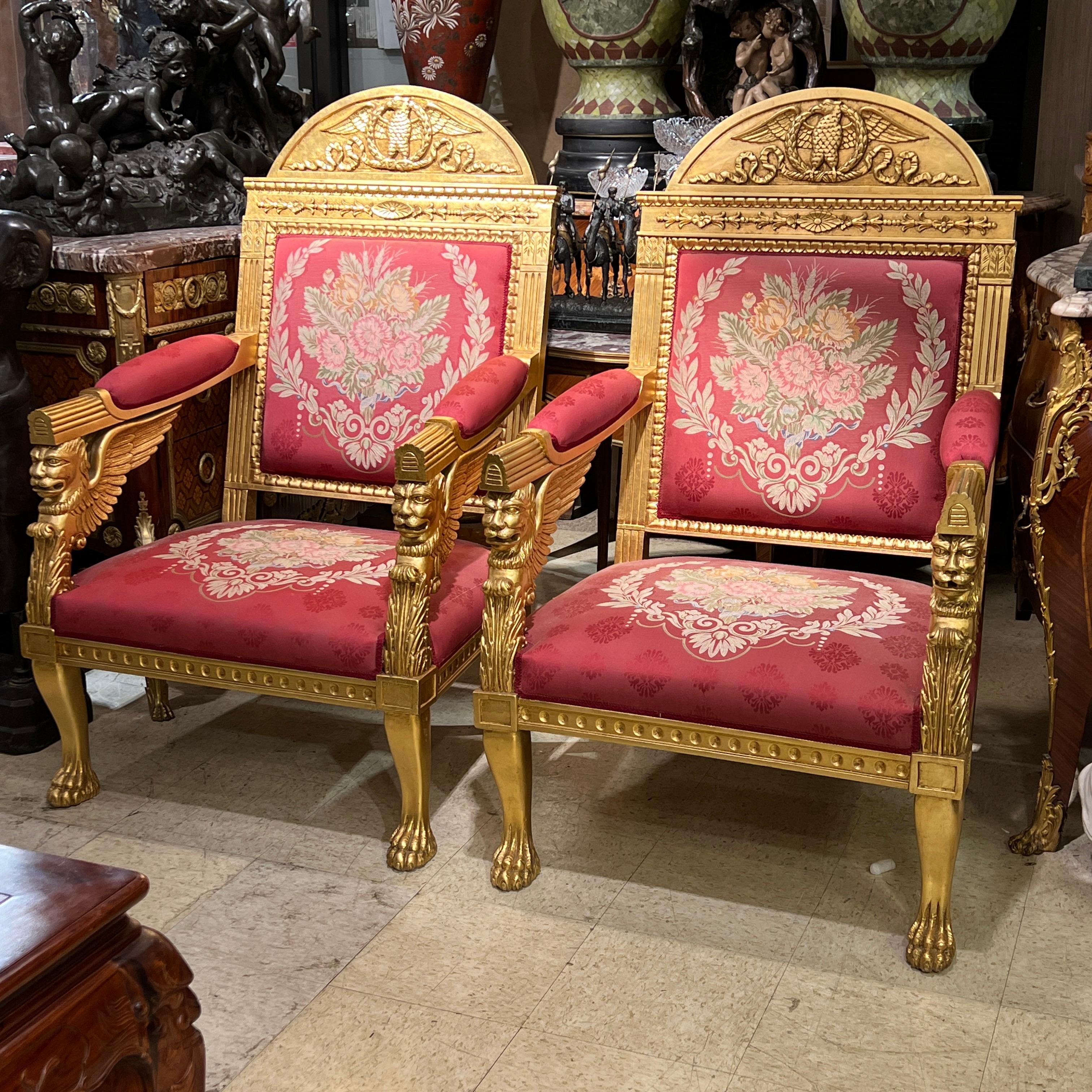 Doré Paire de grands fauteuils rembourrés en bois doré de style Empire en vente