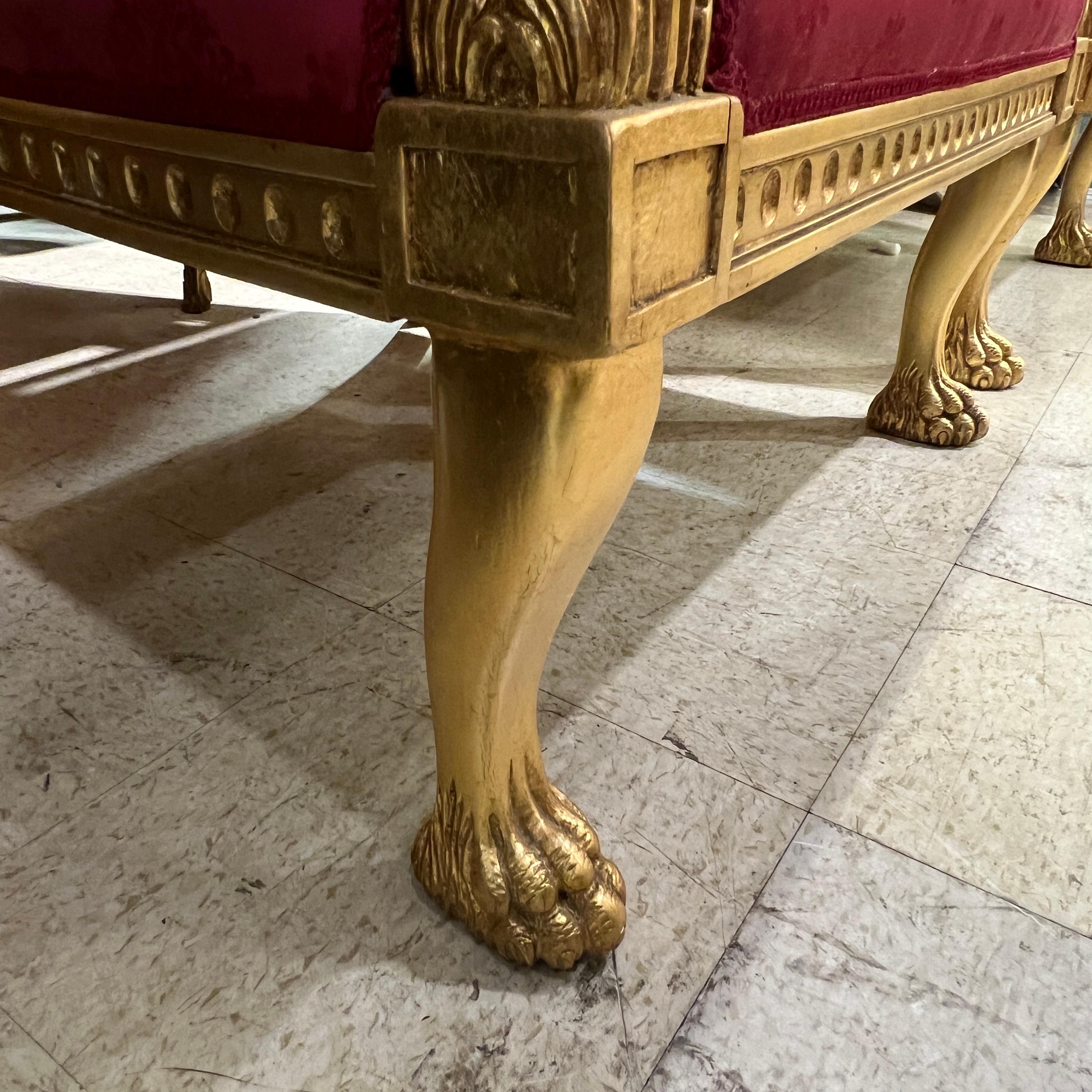 20ième siècle Paire de grands fauteuils rembourrés en bois doré de style Empire en vente