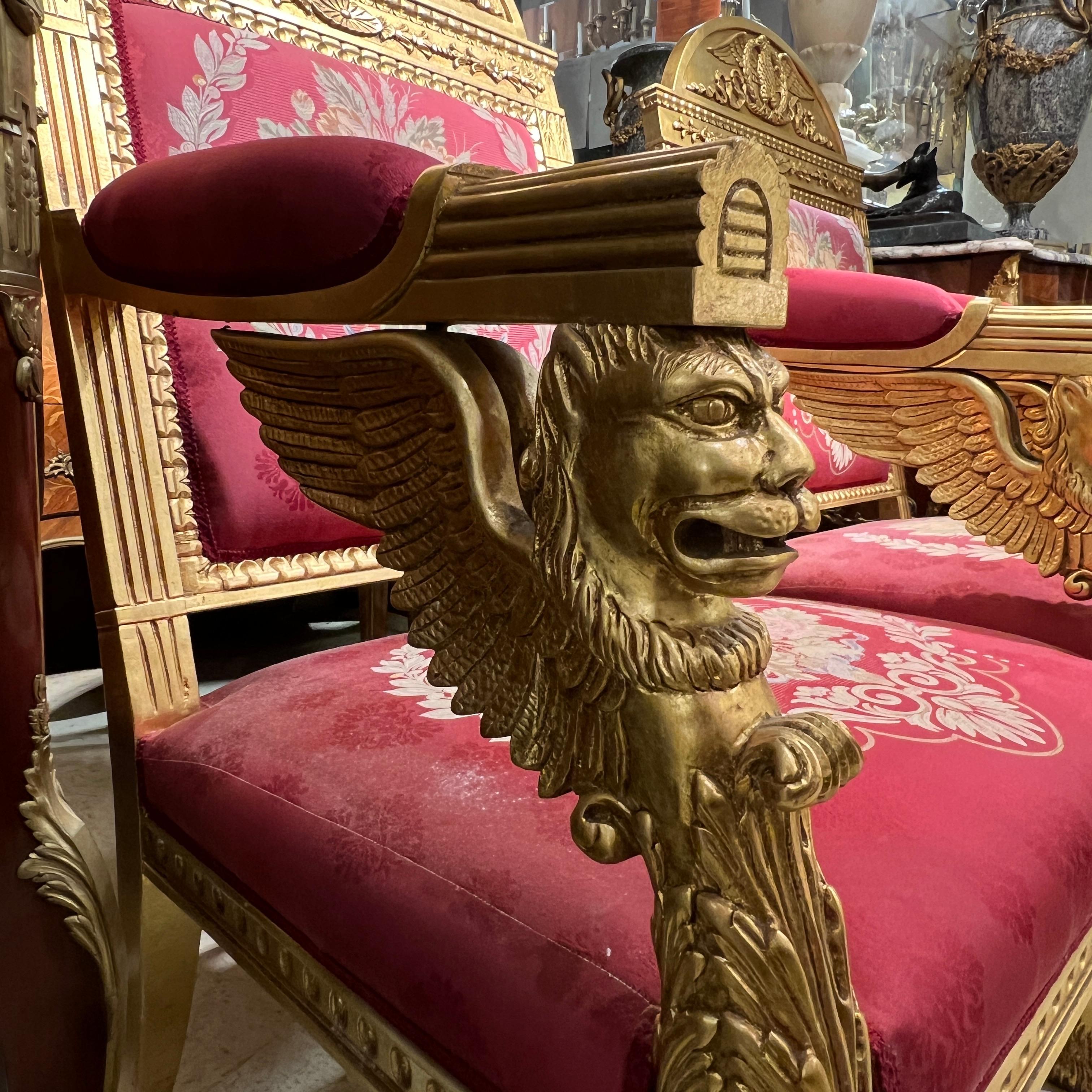 Tissu d'ameublement Paire de grands fauteuils rembourrés en bois doré de style Empire en vente